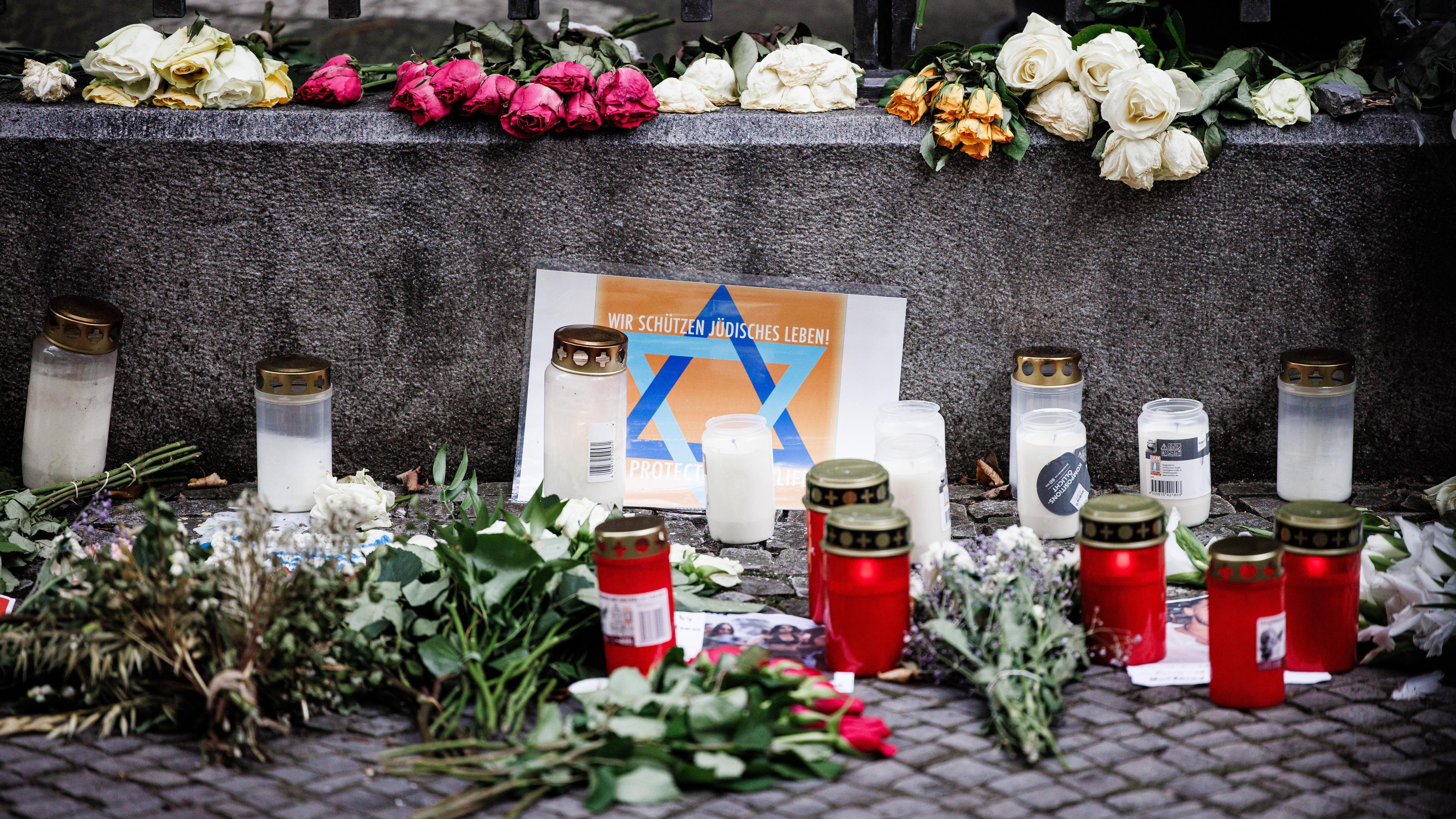 Blumen und Kerzen für die Opfer in Israel vor der neuen Synagoge in Berlin, Berlin, 16.10.2023