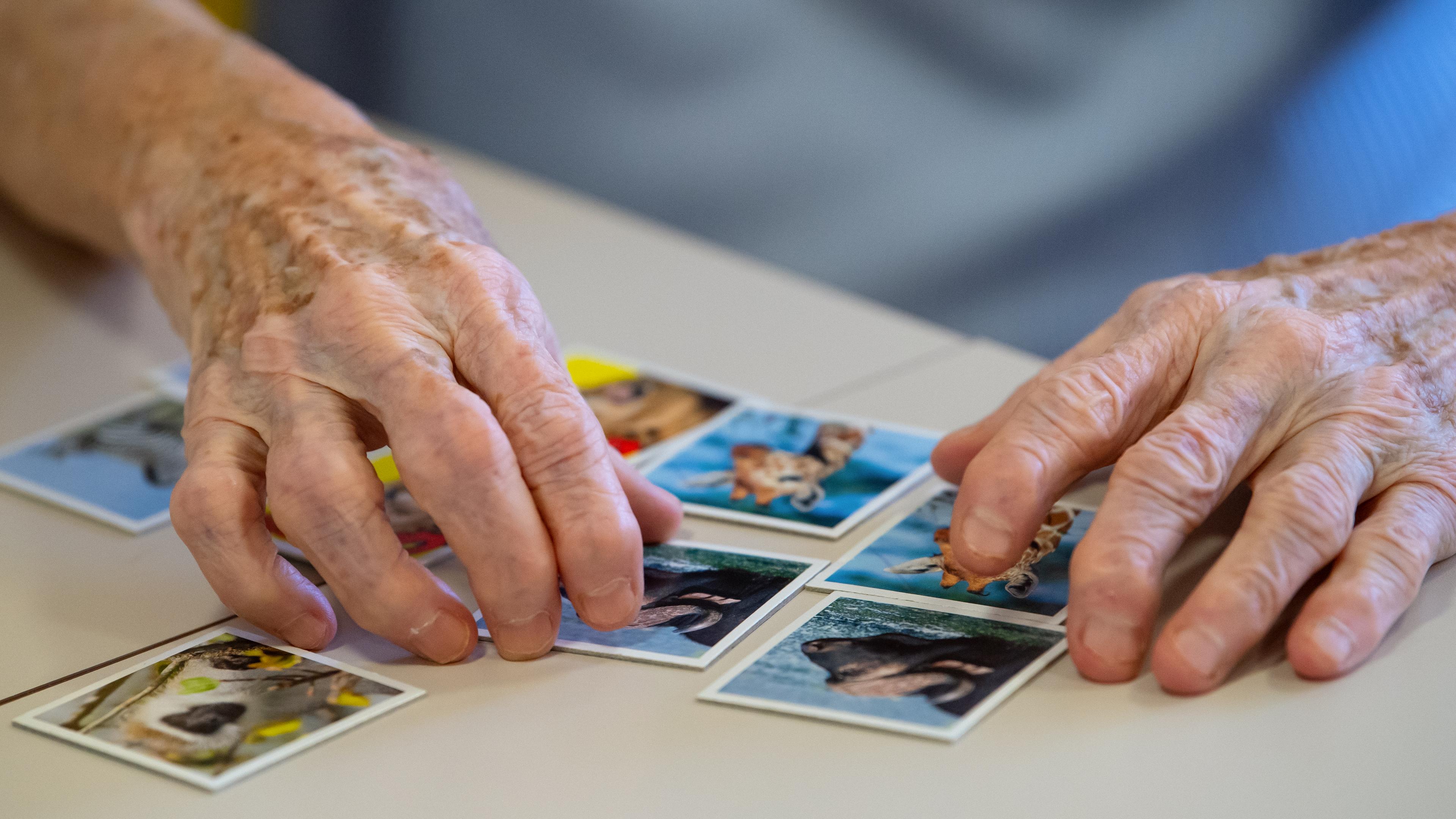 Hände auf Fotografien