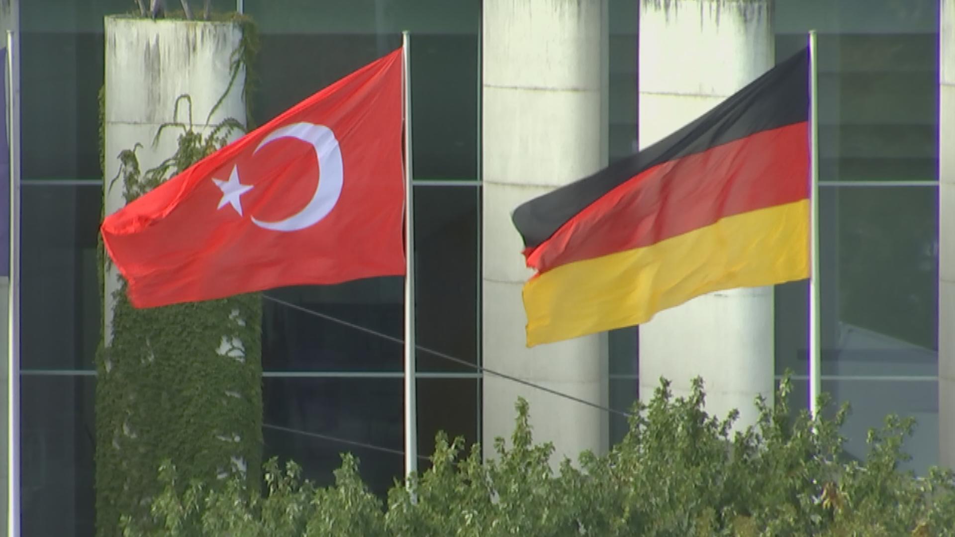 Mainz, 17.07.2023: Dei deutsche und türkische Flagge ist zu sehen.