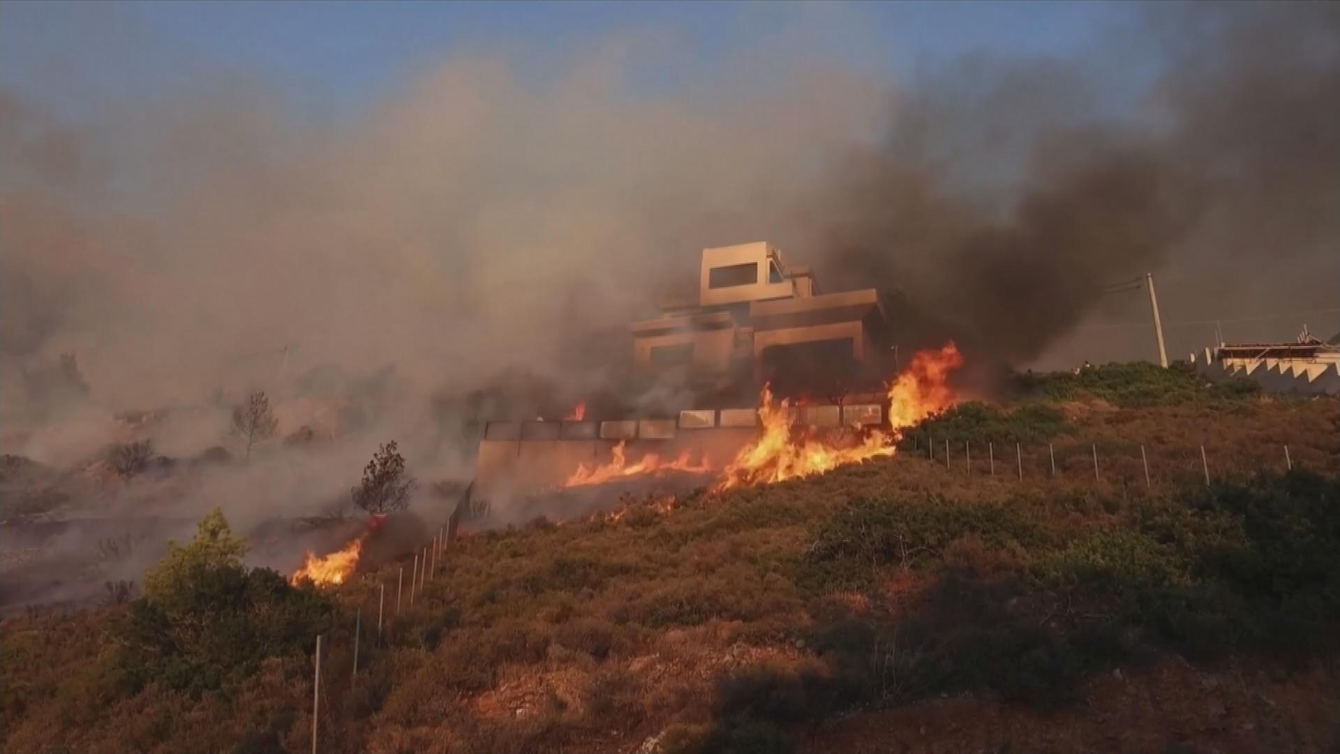 Ein Haus in Griechland fällt den Flammen zum Opfer.