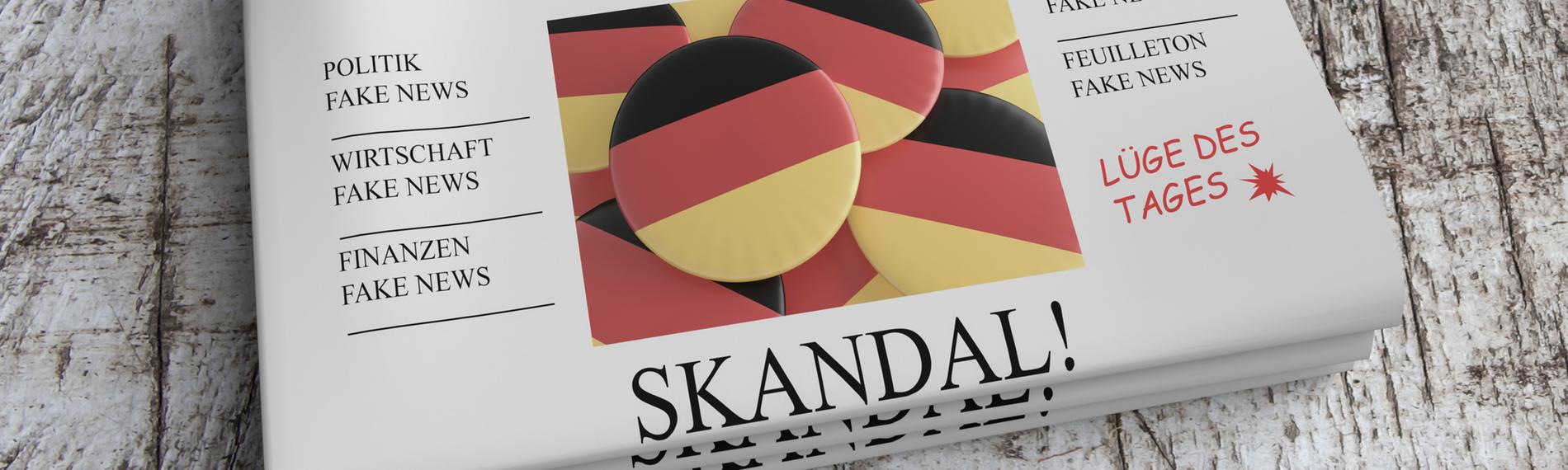 Zusammengefaltete Zeitung mit Aufschrift "Fake News"