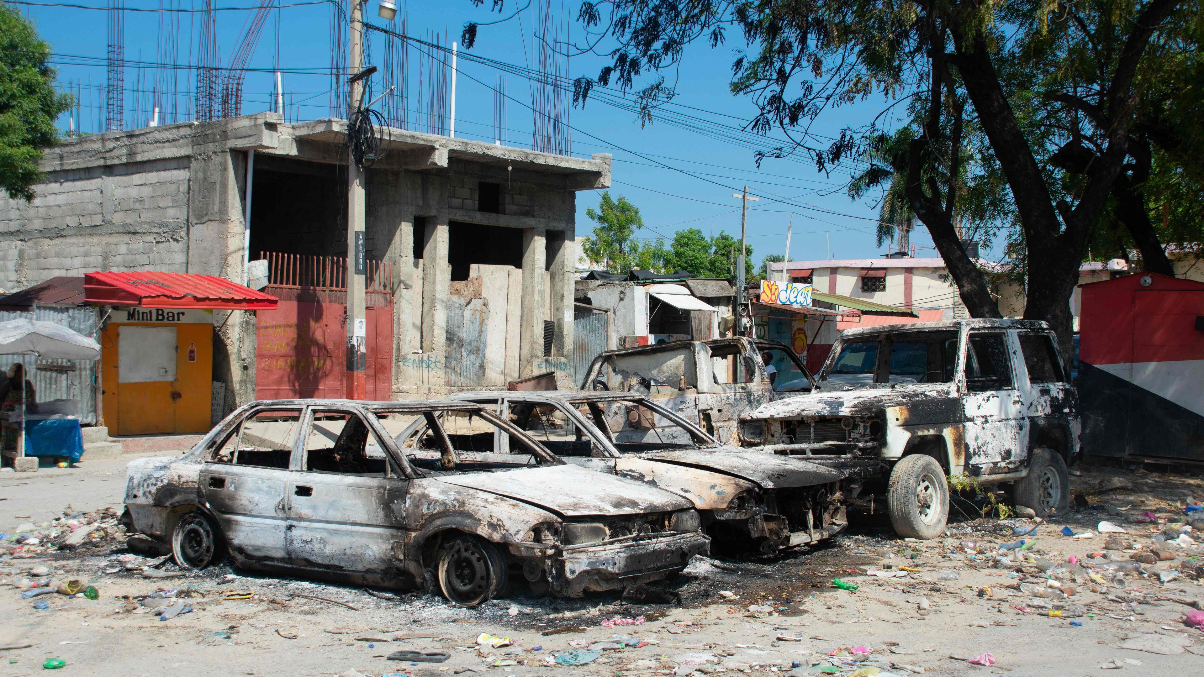 Verkohlte Fahrzeuge bleiben geparkt, während die Bandengewalt in Port-au-Prince, Haiti, am 9. März 2024 eskaliert. Sporadische Schüsse ertönten in Port-au-Prince am späten 8. März, wie ein AFP-Korrespondent vor Ort erfuhr, als die Bewohner angesichts der jüngsten Explosion der Bandengewalt in der haitianischen Hauptstadt verzweifelt Schutz suchten.