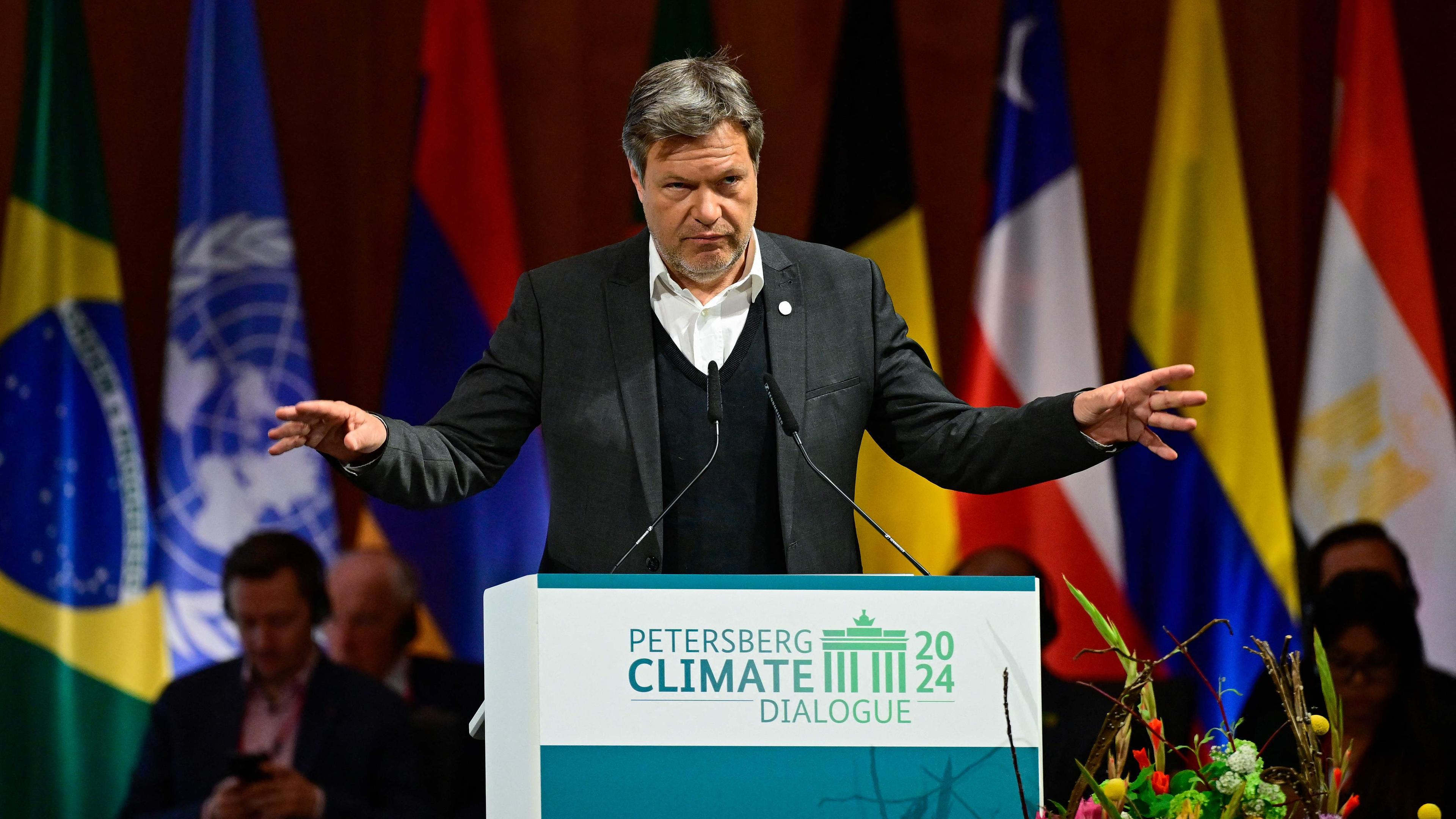 Berlin, Deutschland, 25.04.2024: Robert Habeck spricht an einem Podium auf dem 15. Petersberger Klimadialog