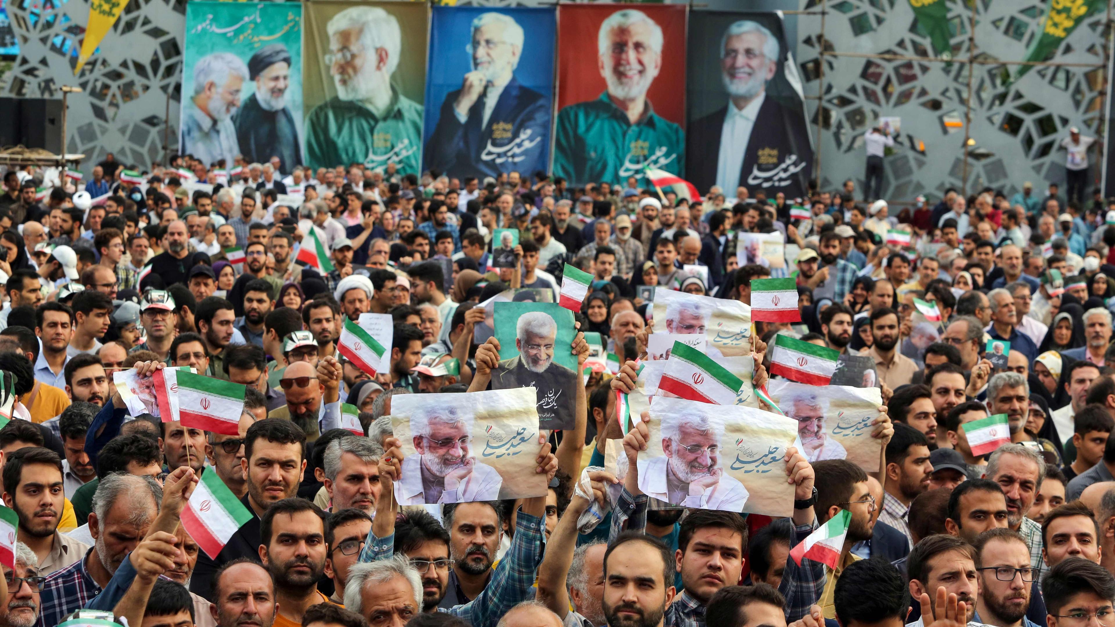 Anhänger besuchen eine Wahlkampfveranstaltung des iranischen Präsidentschaftskandidaten und ultrakonservativen ehemaligen Atomunterhändlers Saeed Dschalili in der Hauptstadt Teheran am 24. Juni 2024 im Vorfeld der bevorstehenden iranischen Präsidentschaftswahlen.