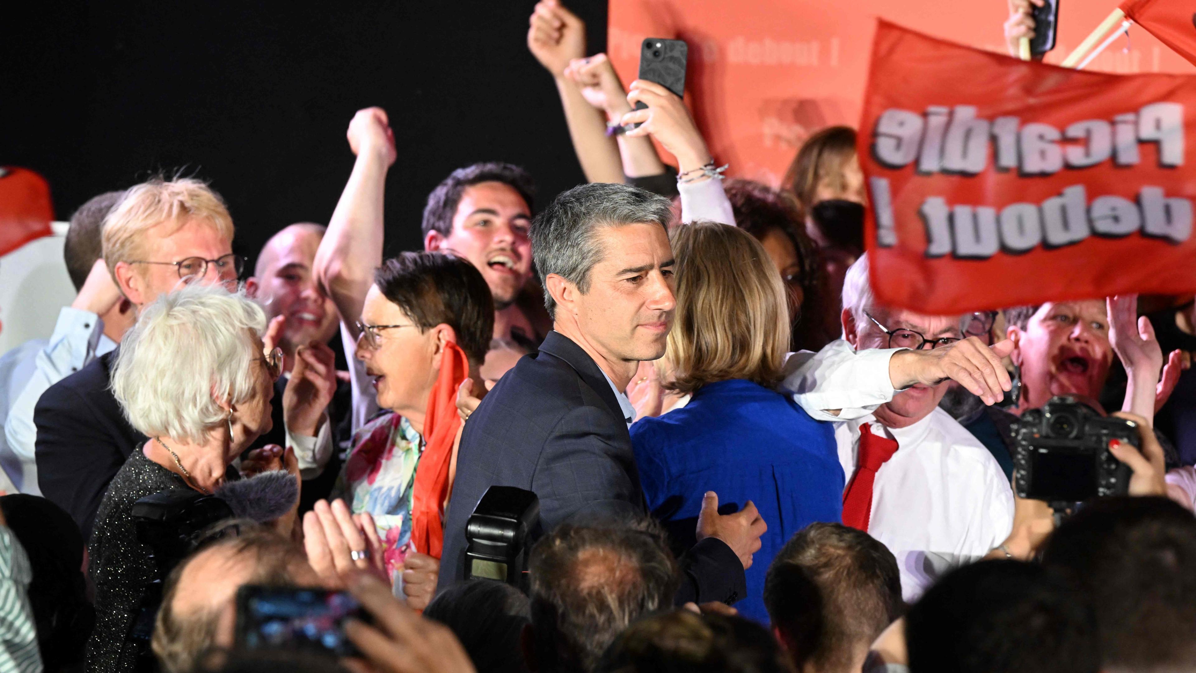 Prognosen der Parlamentswahl zeigen: Das Linksbündnis NFP liegt wider Erwarten vorne. Die rechtspopulistische Partei Rassemblement National liegt noch hinter der Partei Macrons.