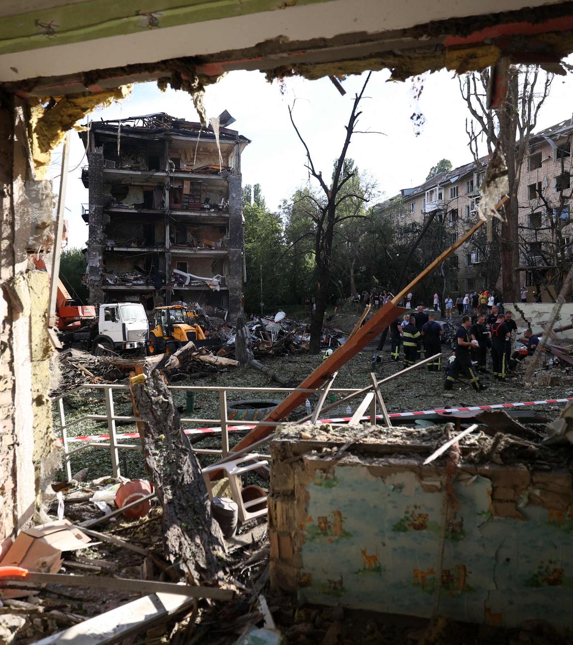 zerstörte Wohnhäuser aus dem Inneren eines Kindergartens, der durch einen Raketeneinschlag in Kiew am 8. Juli 2024 während des russischen Einmarsches in der Ukraine zerstört wurde.