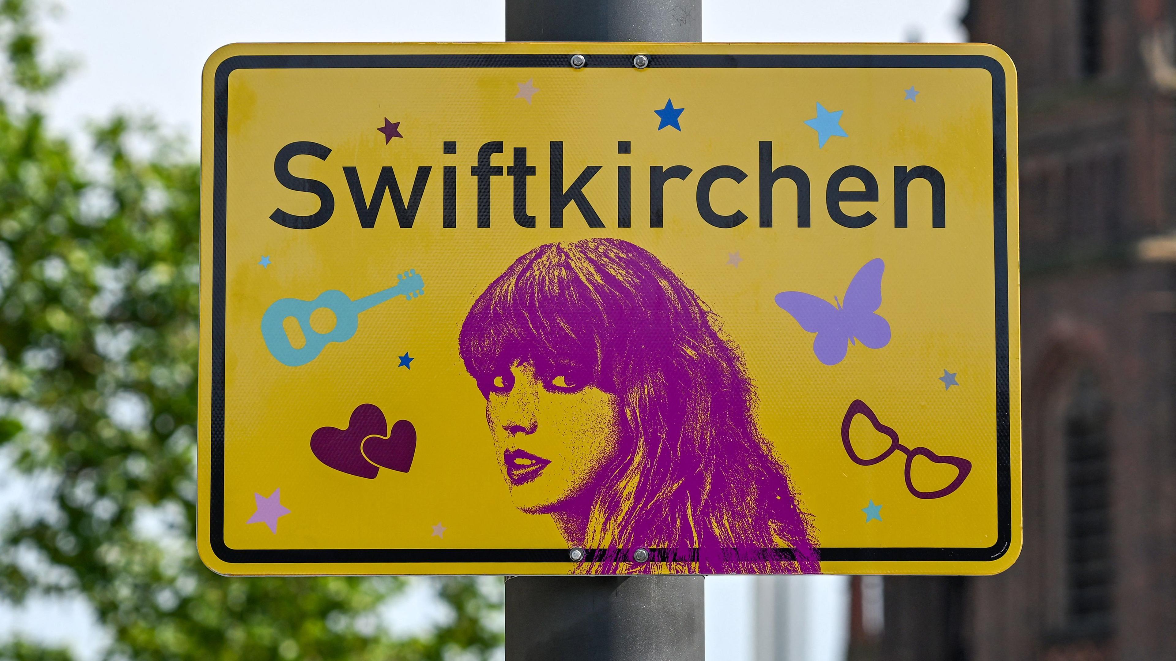 17.07.2024, Gelsenkirchen, Ein neu gestaltetes Ortsschild mit dem Schriftzug „Swiftkirchen“.