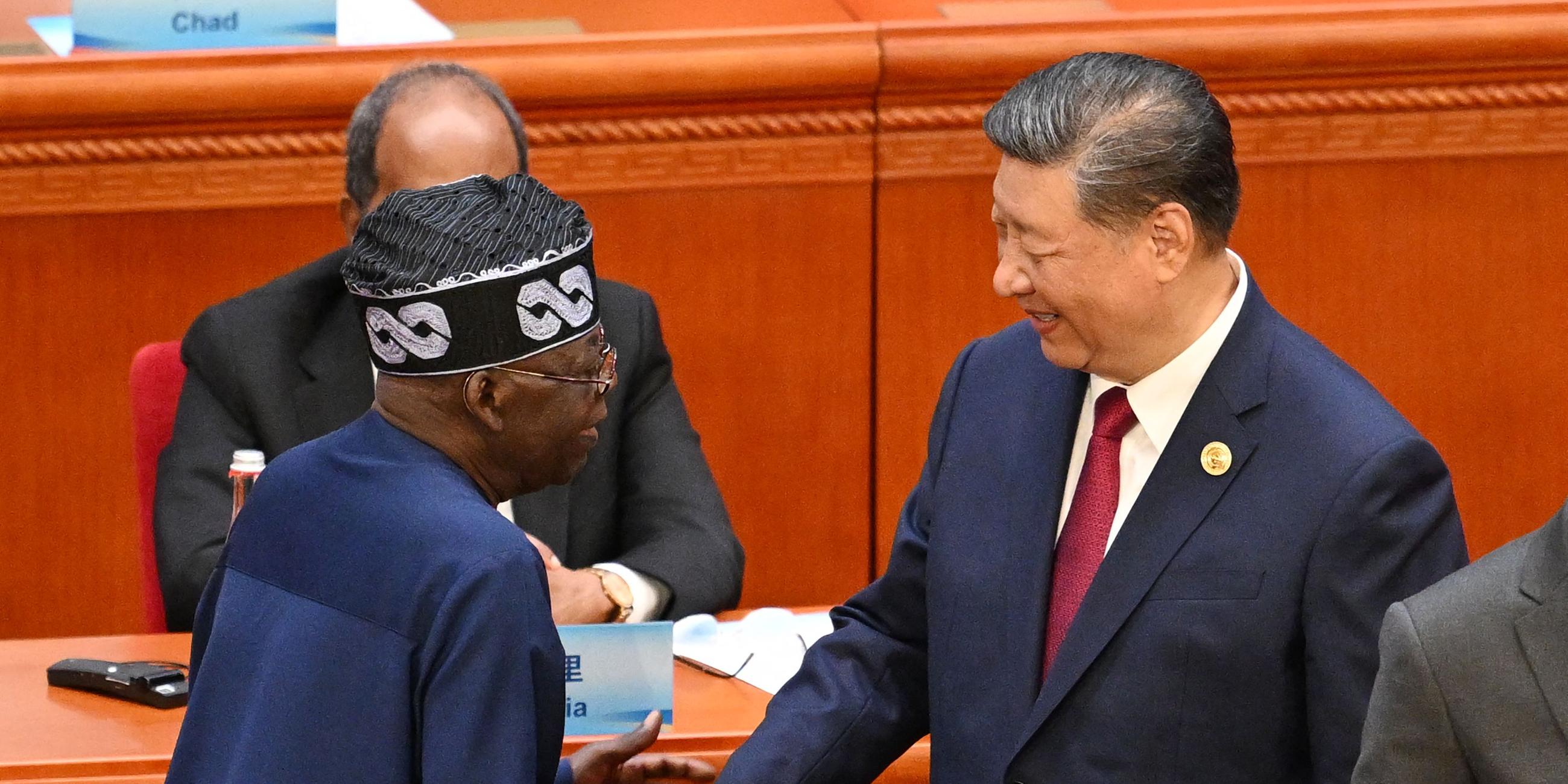 Nigerias Präsident Bola Ahmed Tinubu (L) wird vom chinesischen Präsidenten Xi Jinping beglückwünscht, nachdem er bei der Eröffnungszeremonie des Forums für chinesisch-afrikanische Zusammenarbeit (FOCAC) in der Großen Halle des Volkes in Peking am 5. September 2024 gesprochen hat.