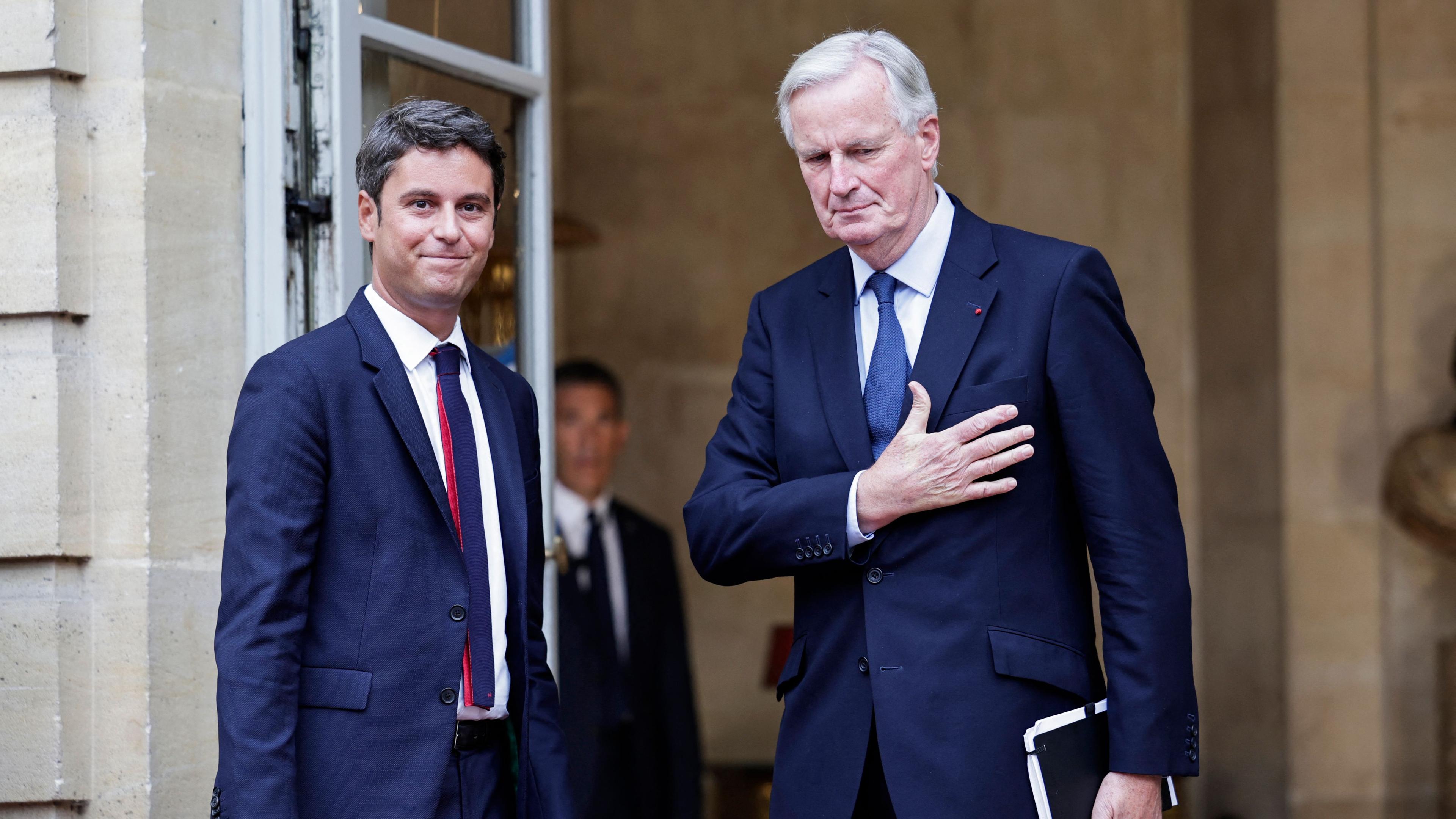 Der neu ernannte Premierminister Michel Barnier (R) wird vom scheidenden Premierminister Gabriel Attal (L) während der Übergabezeremonie im Hotel Matignon in Paris am 5. September 2024 begrüßt. Frankreichs Präsident Emmanuel Macron ernannte den ehemaligen rechtsgerichteten Minister und EU-Kommissar Michel Barnier am 5. September zum Premierminister, 60 Tage nach der zweiten Runde der Parlamentswahlen, die zu einer Nationalversammlung ohne Mehrheit führten.