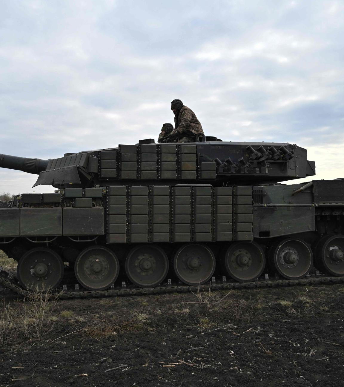 Panzersoldaten der ukrainischen Bodentruppen fahren auf einem Leopard 2A4-Panzer während eines Feldtrainings an einem ungenannten Ort in der Ukraine am 27.10.2024