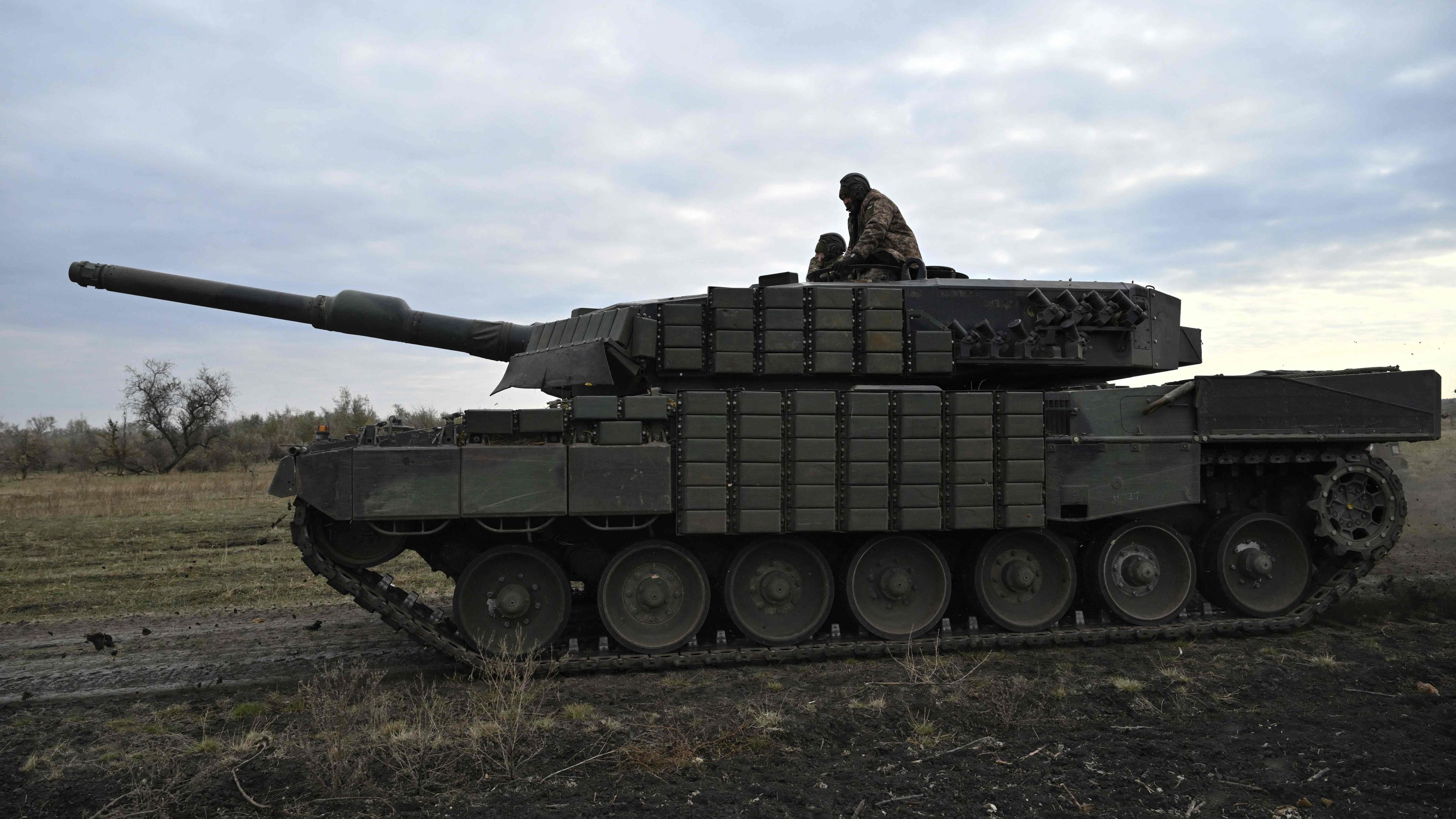 Panzersoldaten der ukrainischen Bodentruppen fahren auf einem Leopard 2A4-Panzer während eines Feldtrainings an einem ungenannten Ort in der Ukraine am 27.10.2024