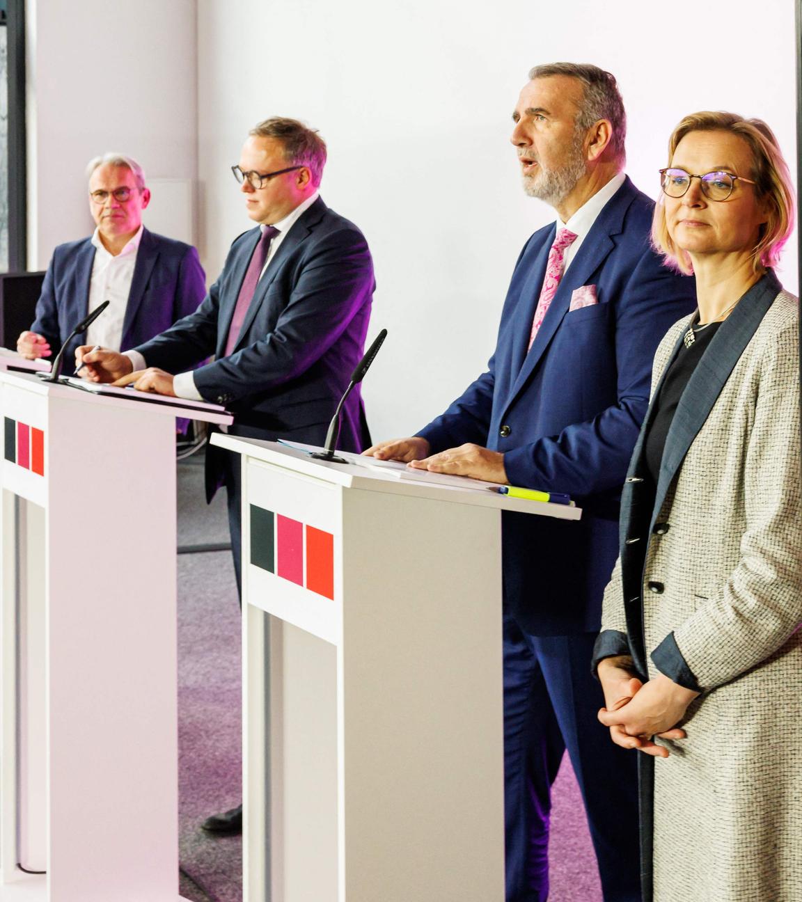 Georg Maier, Vorsitzender der Sozialdemokratischen Partei (SPD), Mario Voigt, Vorsitzender der Deutschen Christdemokraten (CDU), Steffen Schütz und Katja Wolf, Co-Vorsitzende der Linkspartei Sahra Wagenknecht Bündnis (BSW) in Thüringen am 22.11.2024