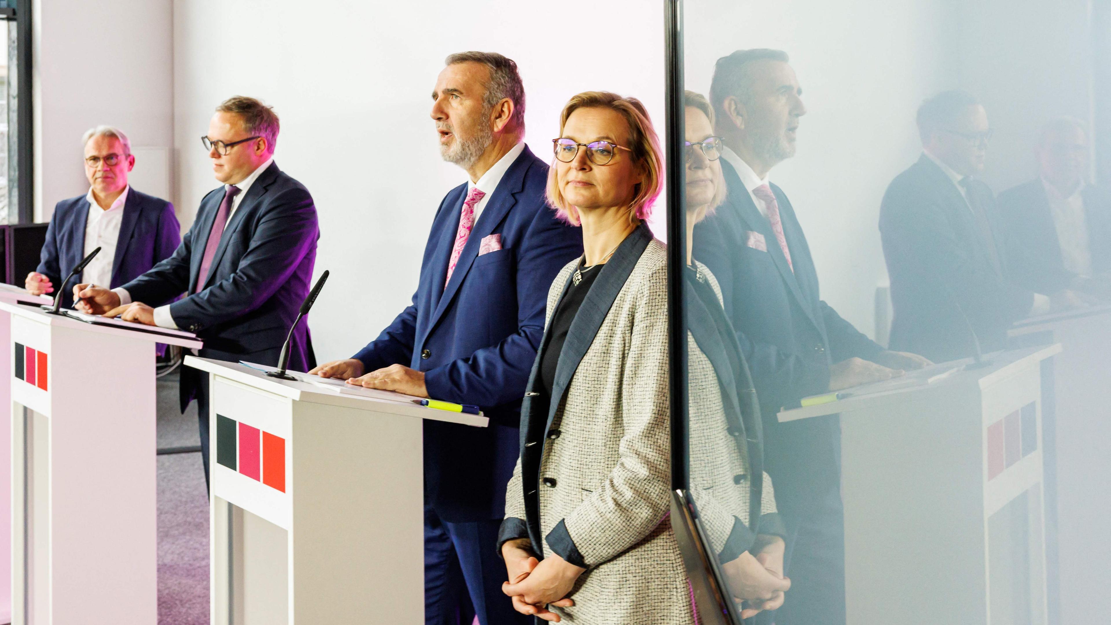 Georg Maier, Vorsitzender der Sozialdemokratischen Partei (SPD), Mario Voigt, Vorsitzender der Deutschen Christdemokraten (CDU), Steffen Schütz und Katja Wolf, Co-Vorsitzende der Linkspartei Sahra Wagenknecht Bündnis (BSW) in Thüringen am 22.11.2024