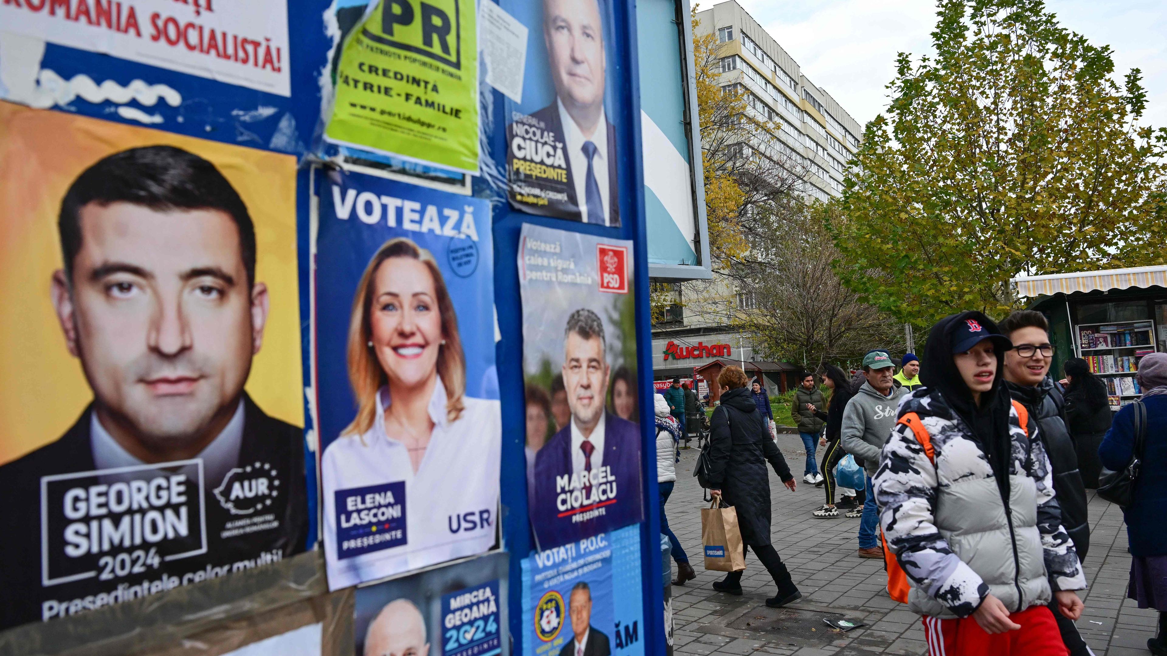 wahlplakate praesidentschaftswahl rumaenien george simion marcel ciolacu nicolae ciuca