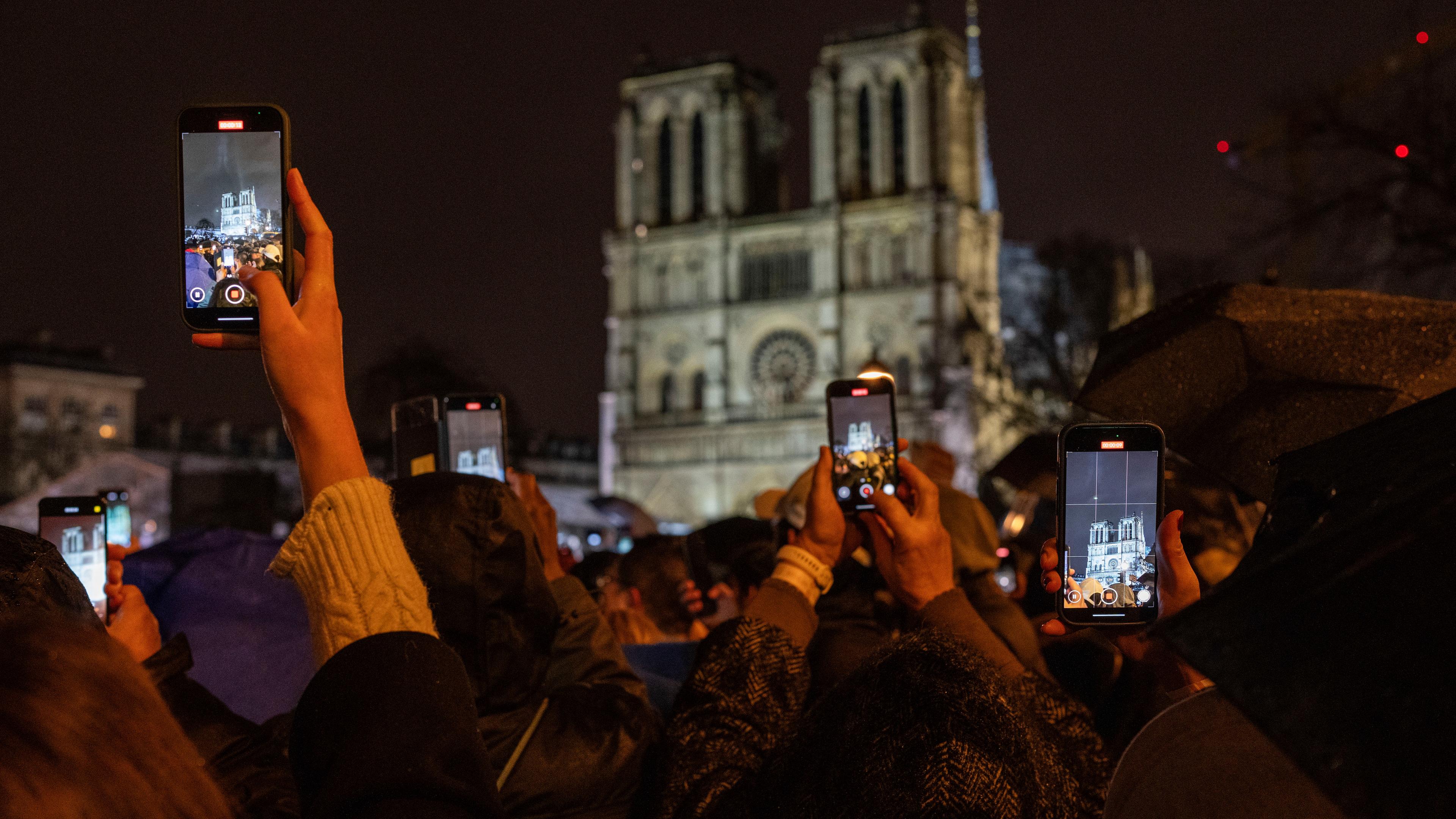 Notre Dame und Pariser mit Handys