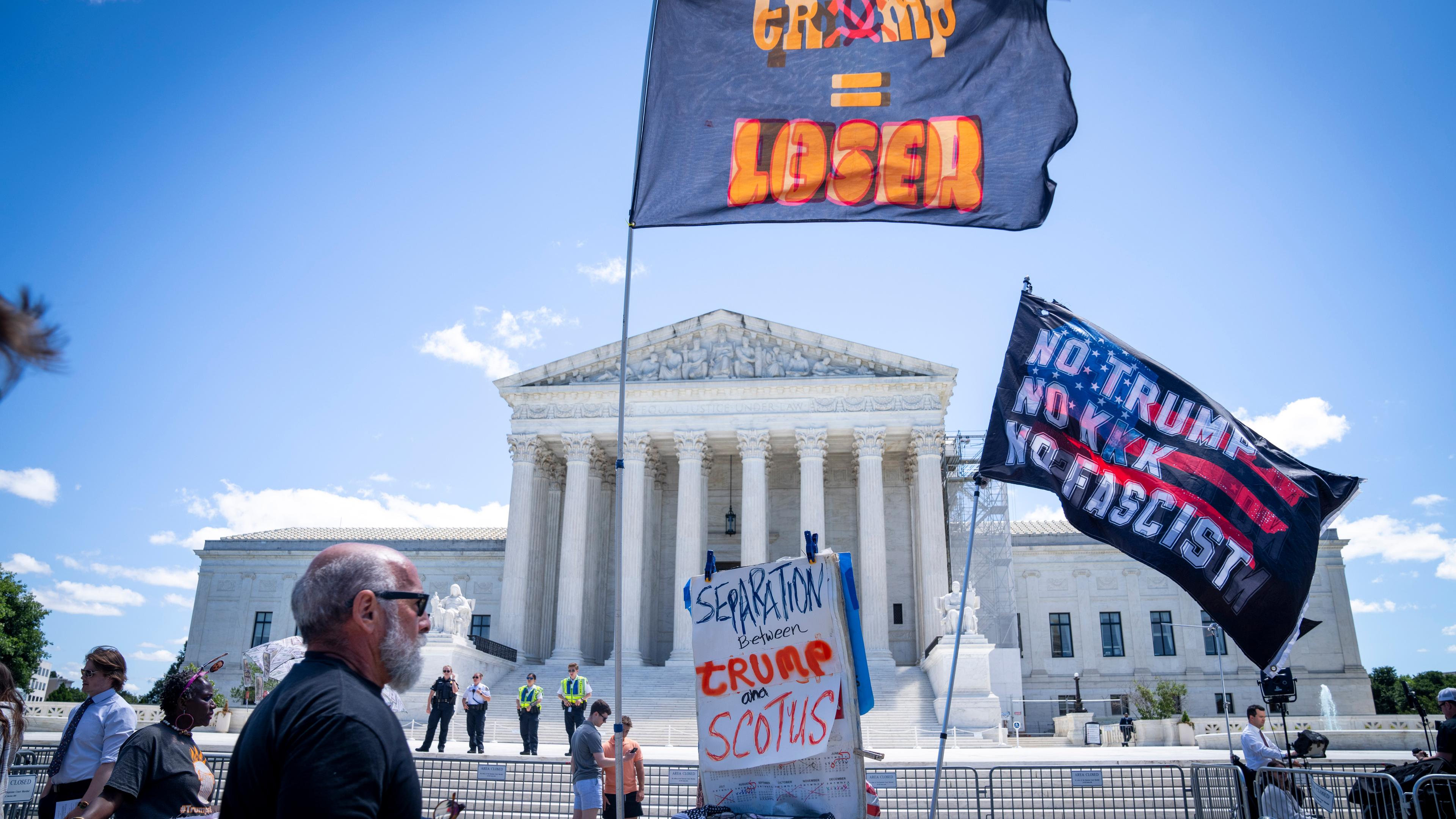 Menschen protestieren am Montag, 1. Juli 2024, vor dem Obersten Gerichtshof, nachdem in Washington Gerichtsentscheidungen verkündet wurden.