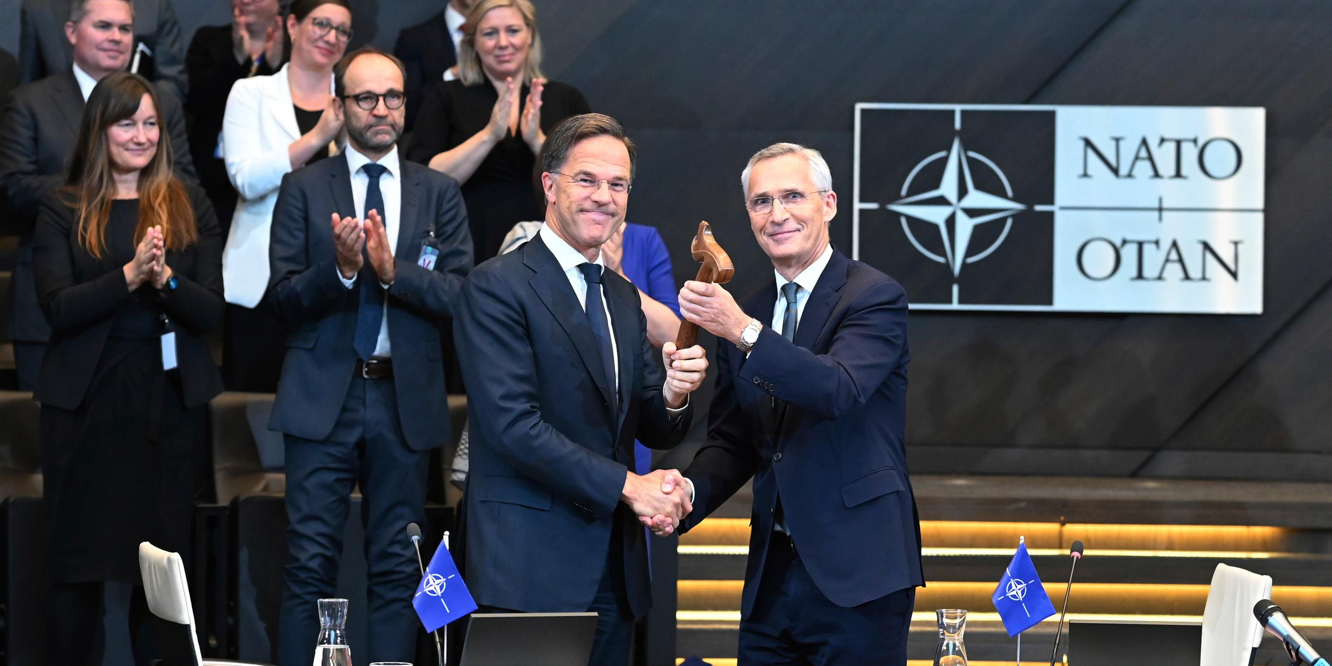 Der scheidende NATO-Generalsekretär Jens Stoltenberg, rechts, begrüßt den neuen NATO-Generalsekretär Mark Rutte während einer Übergabezeremonie im NATO-Hauptquartier in Brüssel, Belgien, Dienstag, 1. Oktober 2024. 