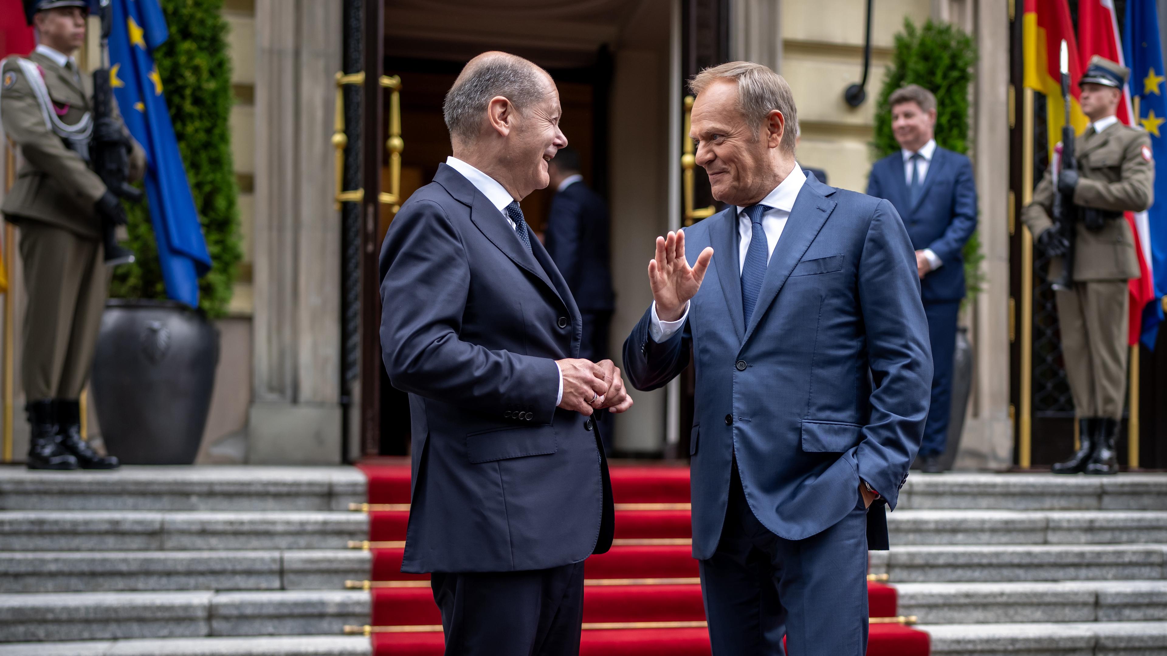 02.07.2024, Polen, Warschau: Bundeskanzler Olaf Scholz (SPD), verabschiedet sich von Donald Tusk, Ministerpräsident von Polen, nach der Pressekonferenz nach den deutsch-polnischen Regierungskonsultationen. 