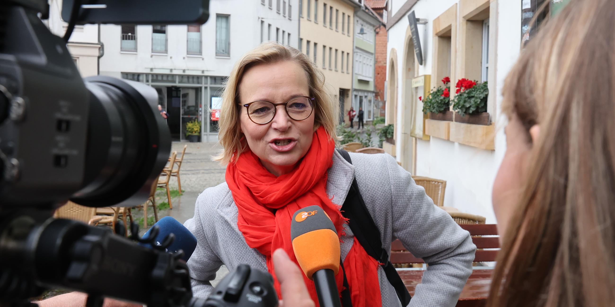 Katja Wolf, BSW-Fraktionschefin in Thüringen, spricht zu Journalisten vor Beginn eines Mitgliedertreffens des BSW-Landesverbands in Thüringen am 02.11.2024