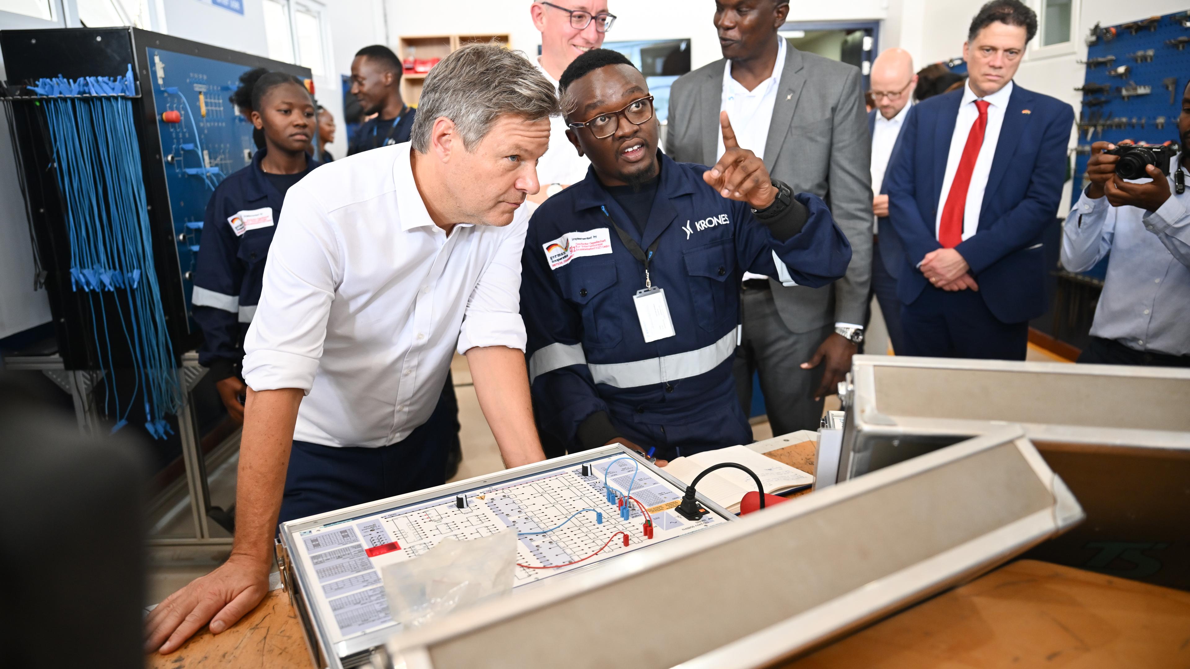 Bundeswirtschaftsminister Habeck in Kenia lässt sich einen Computer erkläaren