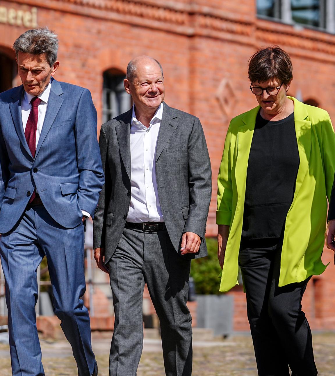 Rolf Mützenich (l-r), Vorsitzender der SPD-Bundestagsfraktion, Bundeskanzler Olaf Scholz (SPD) Saskia Esken, SPD-Bundesvorsitzende, und Lars Klingbeil, SPD-Bundesvorsitzender, kommen zur Klausurtagung der SPD-Bundestagsfraktion. Wie jedes Jahr kommt die Fraktion nach der Sommerpause zu einer Klausurtagung zusammen. Dabei dürfte es um die Ergebnisse der Landtagswahlen in Thüringen gehen und wie sich die SPD für das letzte Jahr vor der Bundestagswahl 2025 aufstellt.