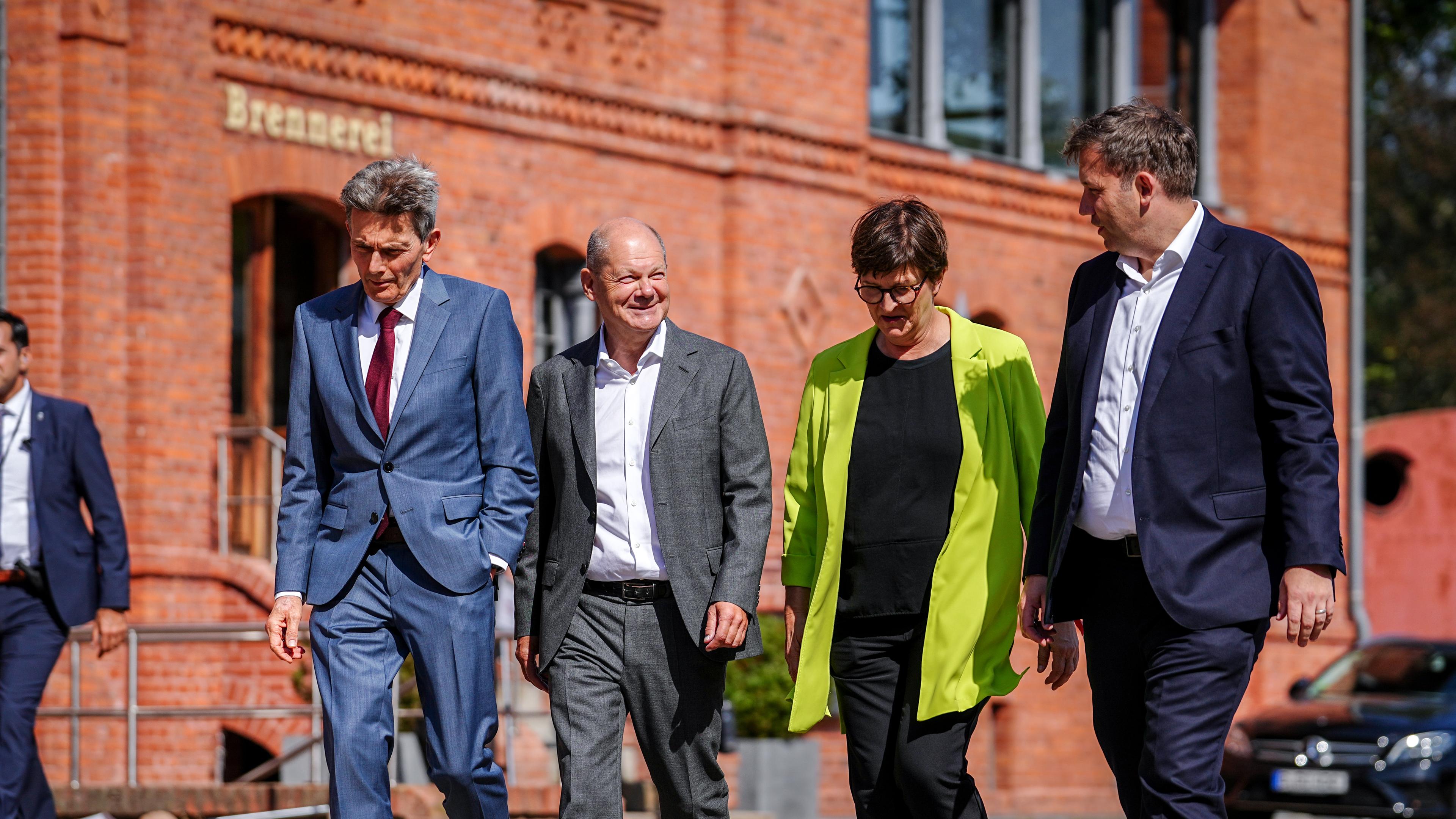 Rolf Mützenich (l-r), Vorsitzender der SPD-Bundestagsfraktion, Bundeskanzler Olaf Scholz (SPD) Saskia Esken, SPD-Bundesvorsitzende, und Lars Klingbeil, SPD-Bundesvorsitzender, kommen zur Klausurtagung der SPD-Bundestagsfraktion. Wie jedes Jahr kommt die Fraktion nach der Sommerpause zu einer Klausurtagung zusammen. Dabei dürfte es um die Ergebnisse der Landtagswahlen in Thüringen gehen und wie sich die SPD für das letzte Jahr vor der Bundestagswahl 2025 aufstellt.