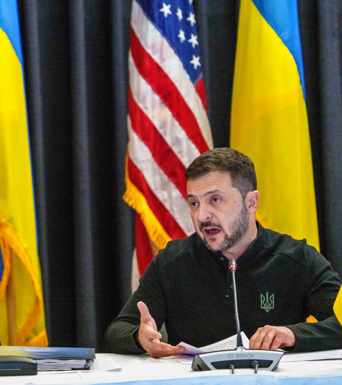 Lloyd Austin (l), Verteidigungsminister der USA, und Wolodymyr Selenskyj, Präsident der Ukraine, nehmen am Treffen der Ukraine-Kontaktgruppe auf der US Air Base Ramstein teil. Voraussichtlich letztmals vor der US-Präsidentenwahl kommen die westlichen Partner der Ukraine zu persönlichen Beratungen im Ramstein-Format zusammen. Es geht um Waffenhilfe für die Ukraine und eine Perspektive für das von Russland angegriffene Land.