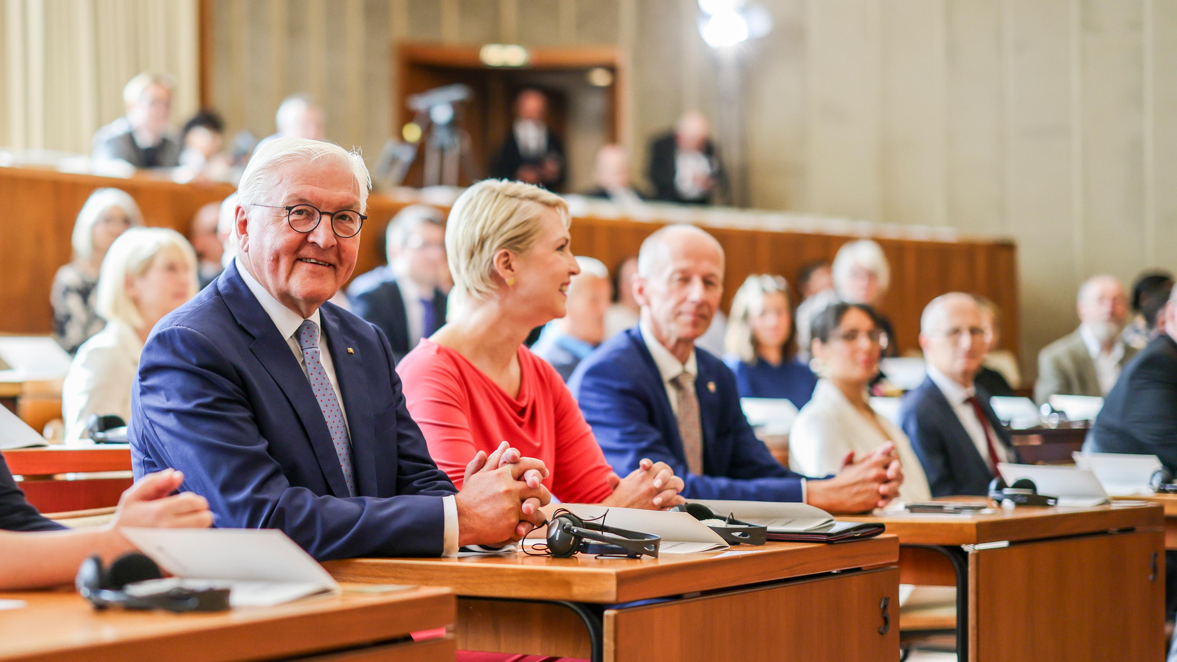 Frank-Walter Steinmeier und Manuela Schwesig sitzen im alten Plenarsaal des Bundesrates bei der Feier zum 75. Jahrestag des Bundesrates.