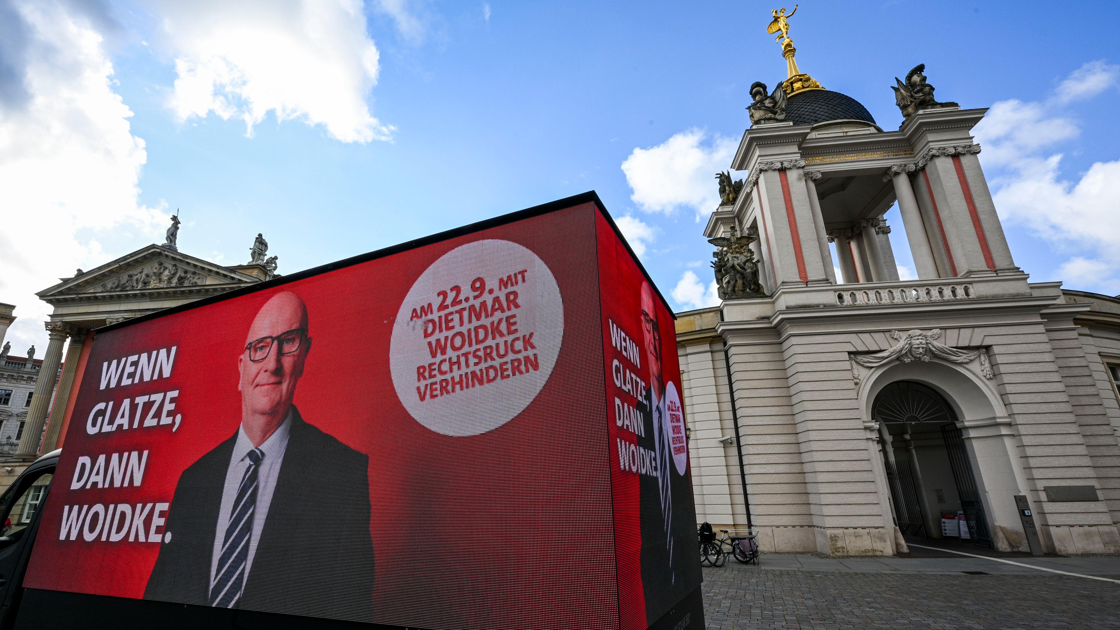 Ein Plakatmotiv ·Wenn Glatze, dann Woidke· im Wahlkampf der SPD Brandenburg mit einem Foto von Ministerpräsident Dietmar Woidke wird auf dem Alten Markt vorgestellt. Das Motiv ist digital auf einem Lkw zu sehen, der durch Brandenburg tourt.