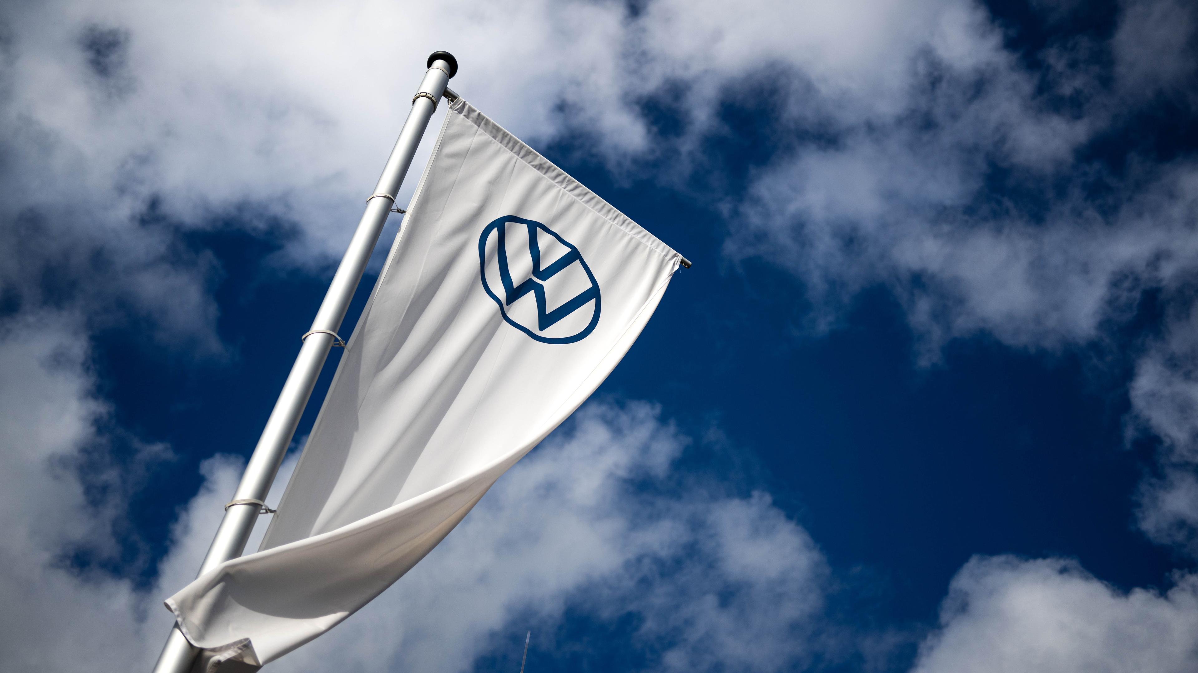 11.09.2024, Niedersachsen, Emden: Eine Flagge weht auf dem Gelände vom VW-Werk in Emden.