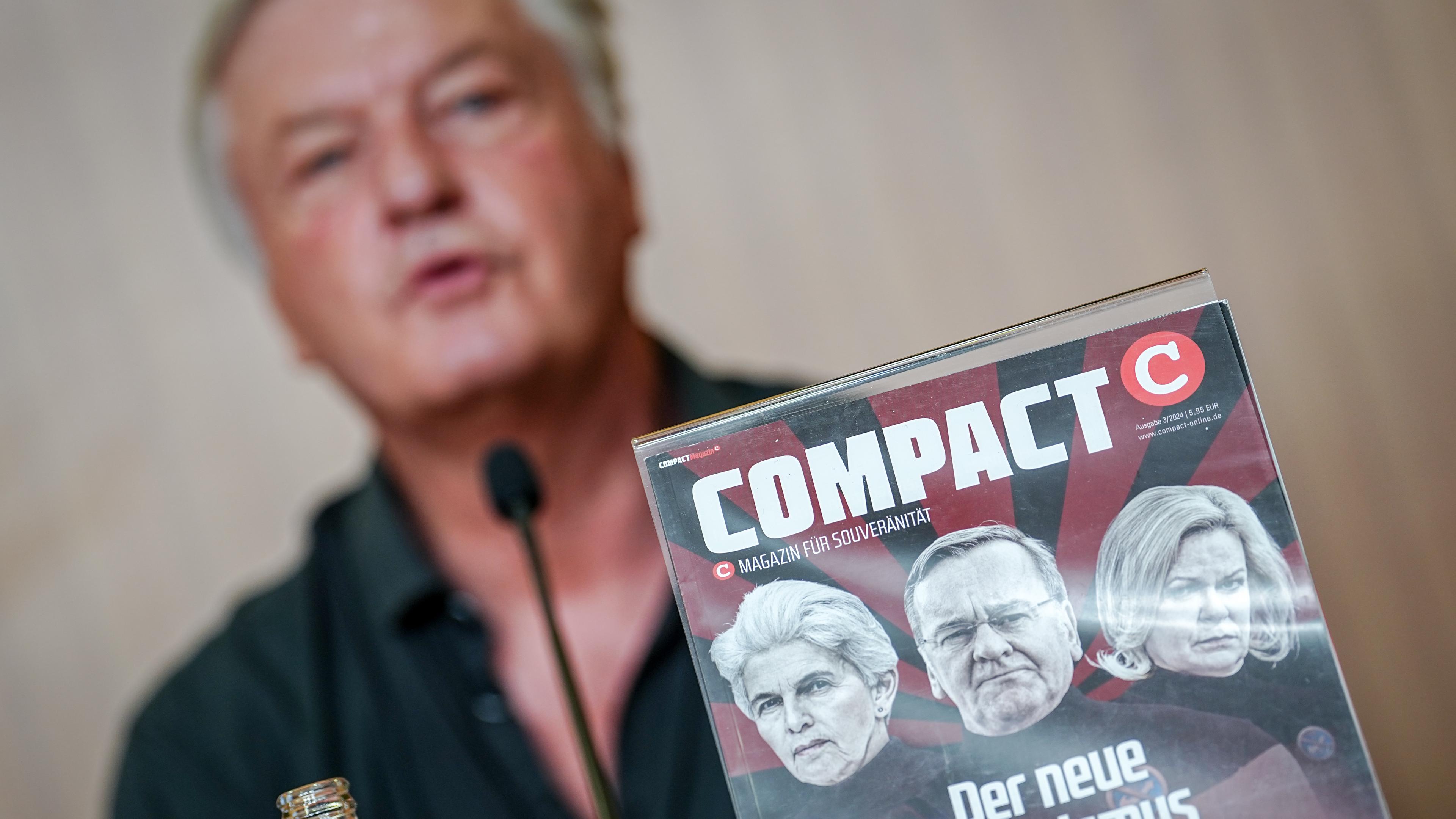 15.08.2024, Berlin: Jürgen Elsässer, «Compact»-Chefredakteur, gibt eine Pressekonferenz zur Aufhebung des Verbots der Zeitschrift ·Compact· durch das Bundesverwaltungsgerichts hinter einem Titelbild seines Magazins. 