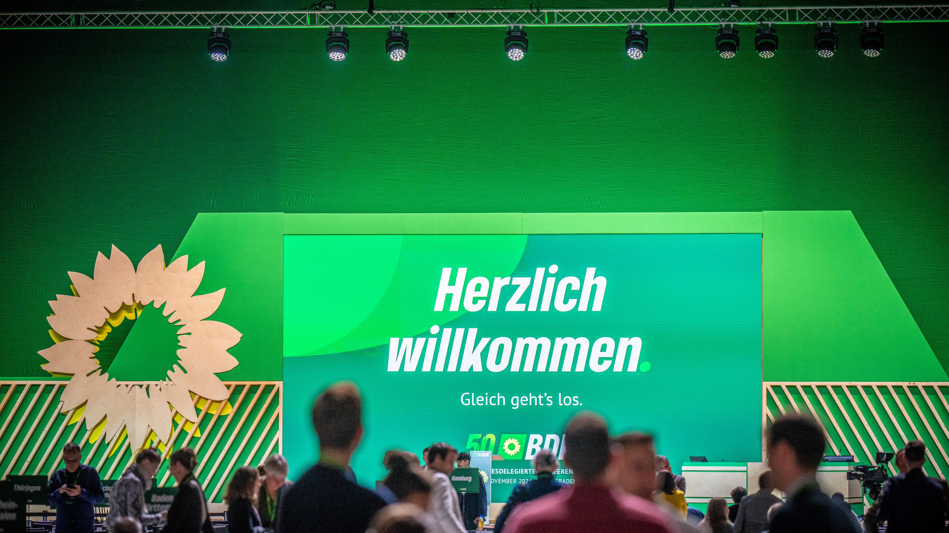 Delegierten warten auf den Beginn der Bundesdelegiertenkonferenz der Grünen. Beim dreitägigen Parteitag von Bündnis90/Die Grünen soll ein neuer Bundesvorstand gewählt und Robert Habeck zum Spitzenkandidat für die Bundestagswahl 2025 bestimmt werden.