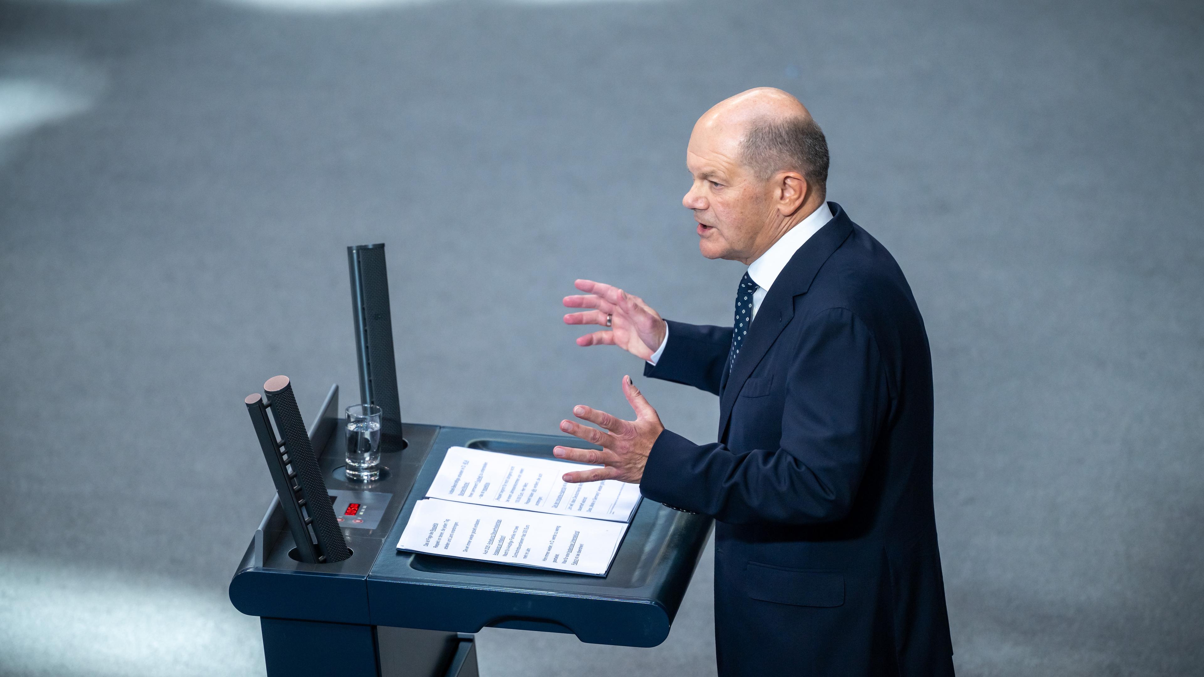 16.10.2024, Berlin: Bundeskanzler Olaf Scholz (SPD), spricht bei einer Regierungserklärung zum EU-Gipfel im Bundestag.