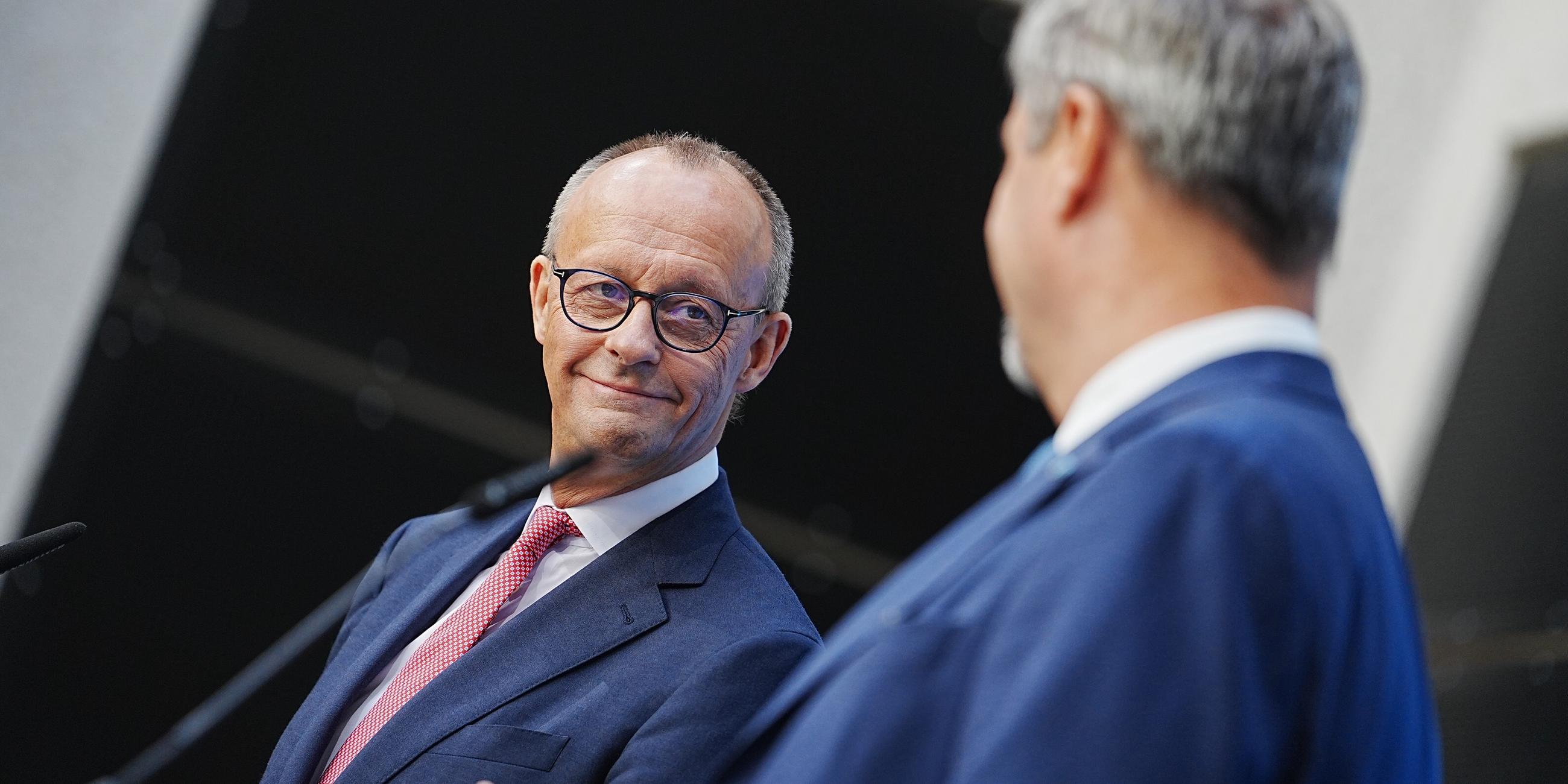 Friedrich Merz (l), CDU-Bundesvorsitzender und Unionsfraktionsvorsitzender, und Markus Söder, CSU-Vorsitzender und Ministerpräsident von Bayern, geben eine Pressekonferenz zur Frage um die Kanzlerkandidatur der Union.