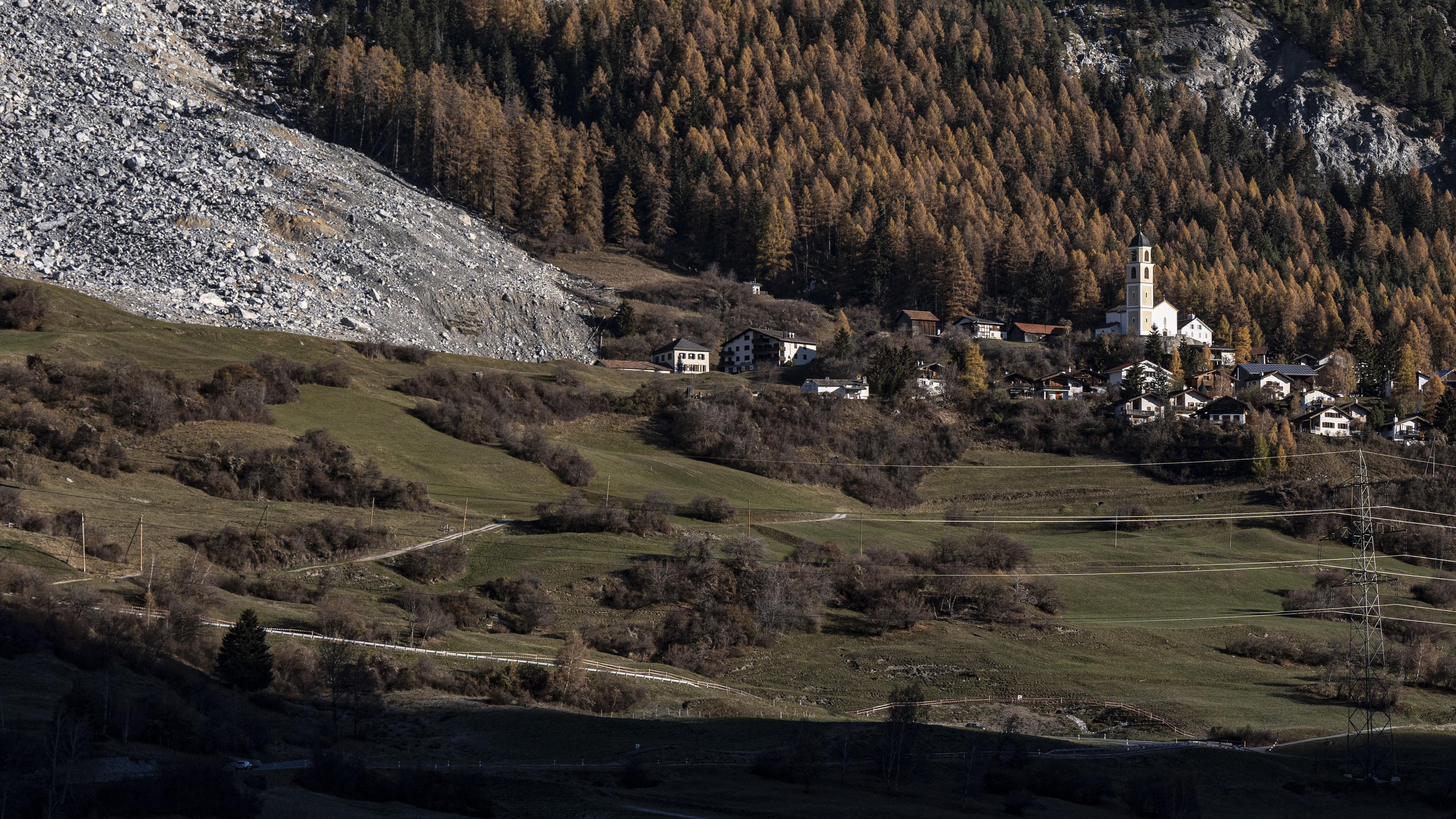 Blick auf das Bergdorf. Die Einwohner von Brienz müssen die Siedlung wegen einer drohenden riesigen Schuttlawine erneut verlassen. Die Gemeindeverwaltung ordnete die Evakuierung bis zum 17.11.2024 an. Auf einem Hang oberhalb des von etwa 80 Menschen bewohnten Dorfes im Kanton Graubünden sind in den vergangenen Wochen Schuttmassen verstärkt in Bewegung geraten.