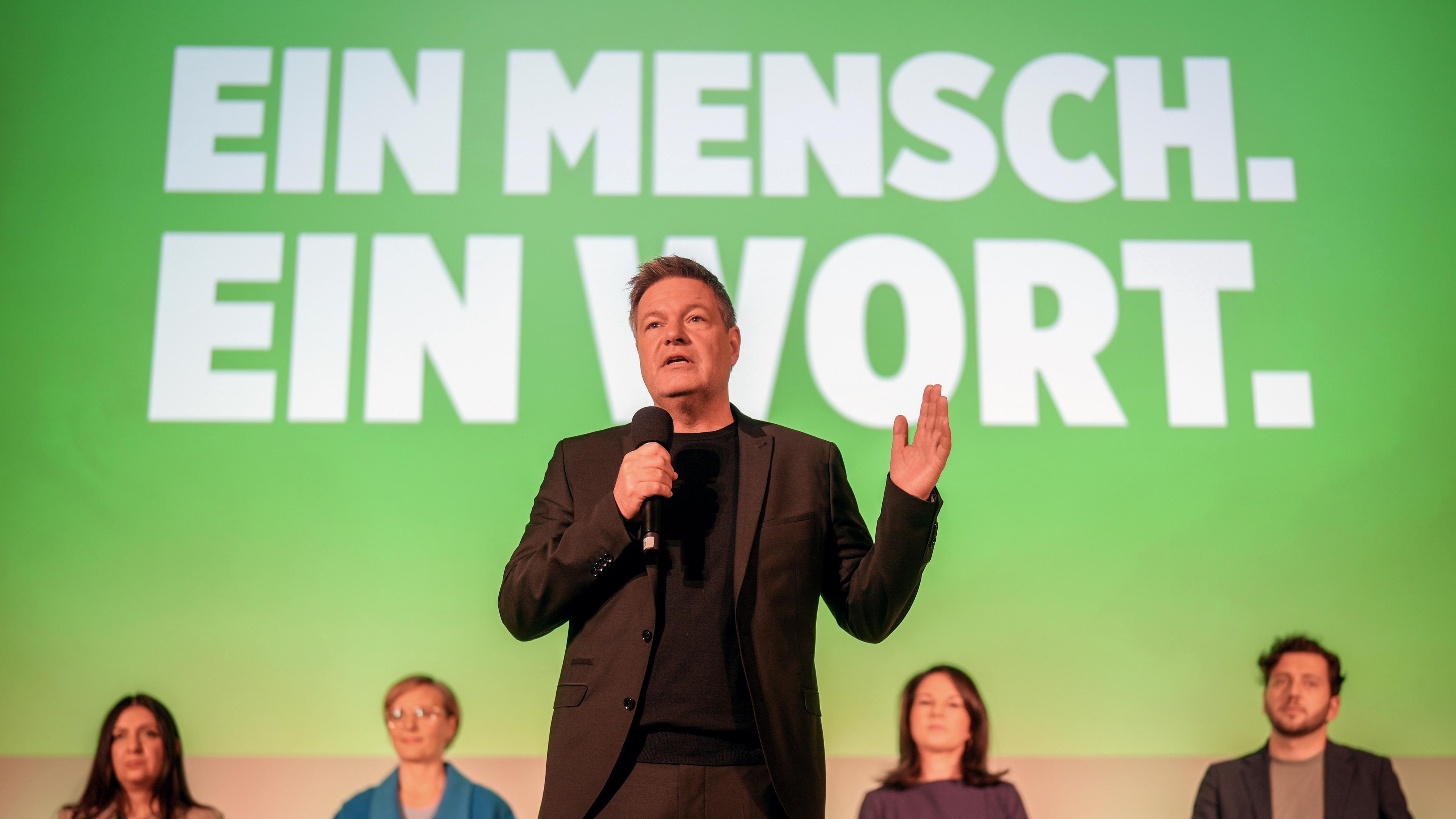 Robert Habeck, Bundesminister für Wirtschaft und Klimaschutz und Kanzlerkandidat von Bündnis 90/Die Grünen, stellt den Entwurf des Wahlprogramms der Grünen zur Bundestagswahl 2025 vor Pegah Edalatian (l-r), politische Geschäftsführerin von Bündnis 90/Die Grünen, Franziska Brantner, Bundesvorsitzende von Bündnis 90/Die Grünen, Annalena Baerbock (Bündnis 90/Die Grünen), Außenministerin, und Felix Banaszak, Bundesvorsitzender von Bündnis 90/Die Grünen, vor.