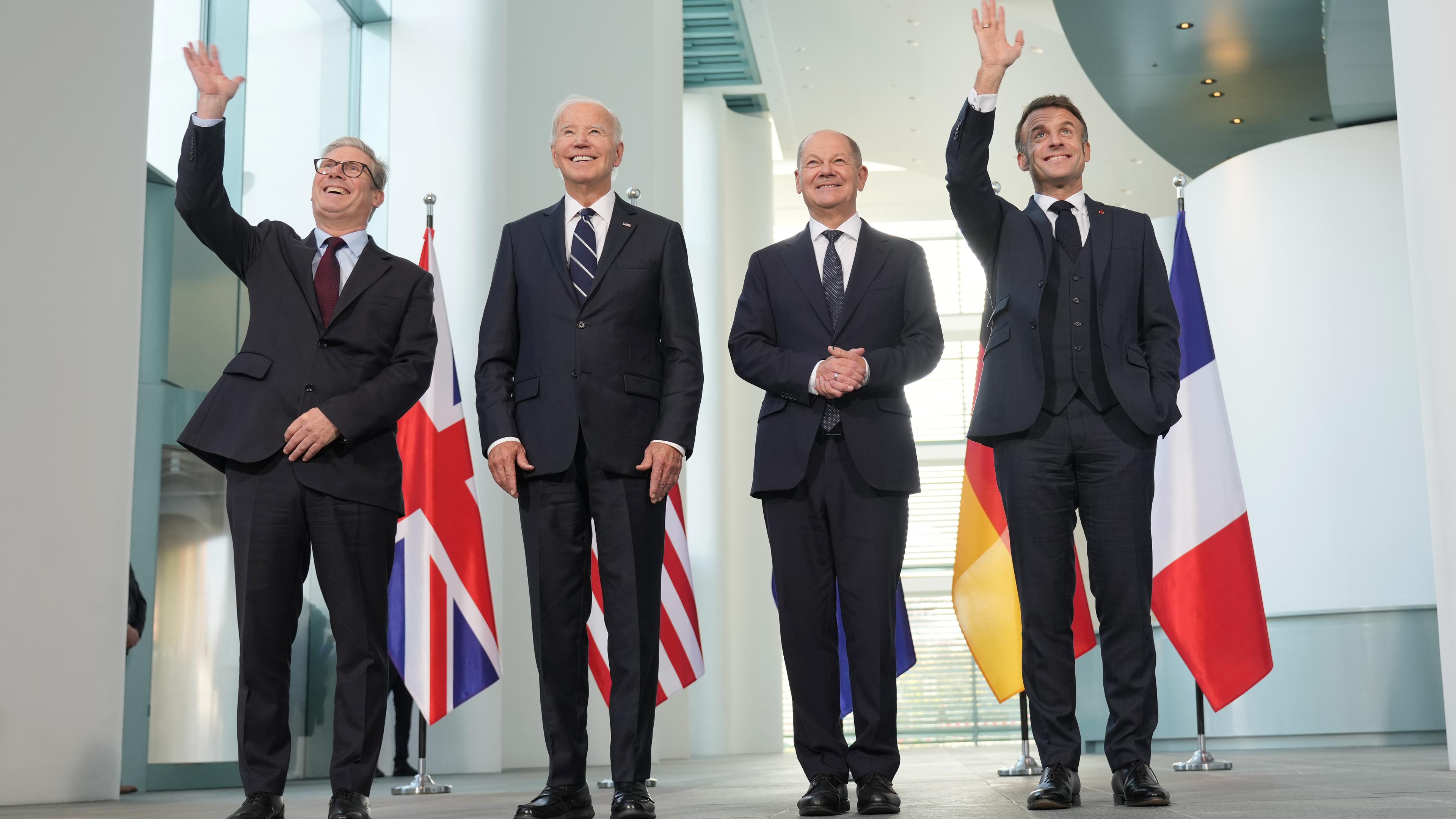  Sir Keir Starmer (l-r), Premierminister von Großbritannien, US-Präsident Joe Biden, Bundeskanzler Olaf Scholz (SPD) und Emmanuel Macron, Präsident von Frankreich, treffen sich im Kanzleramt für Gespräche. Es ist der erste bilaterale Besuch Bidens in Deutschland in seiner knapp vierjährigen Amtszeit.