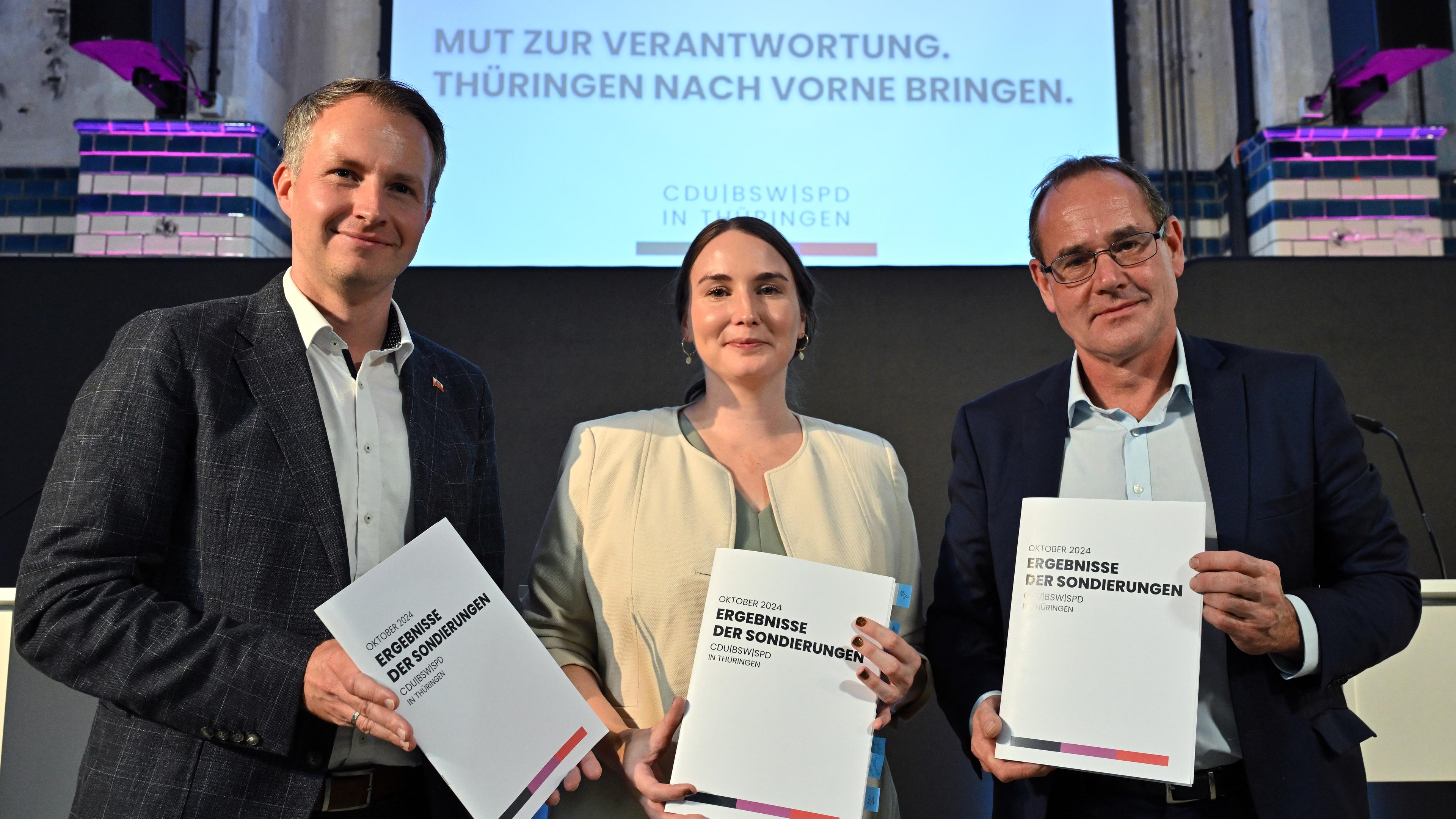  Andreas Bühl (l-r, CDU), Katharina Schenk (SPD) und Tilo Kummer (BSW) präsentieren eine Druckschrift mit den Ergebnissen der Sondierungsgespräche zwischen CDU, BSW und SPD in der Erfurter Zentralheize. Die drei Parteien haben in Sondierungsgesprächen über die Bildung einer tragfähigen Regierungskonstellation für Thüringen gesprochen und Schnittmengen sowie Lösungen für die wesentlichen Themen der Menschen im Land erörtert.