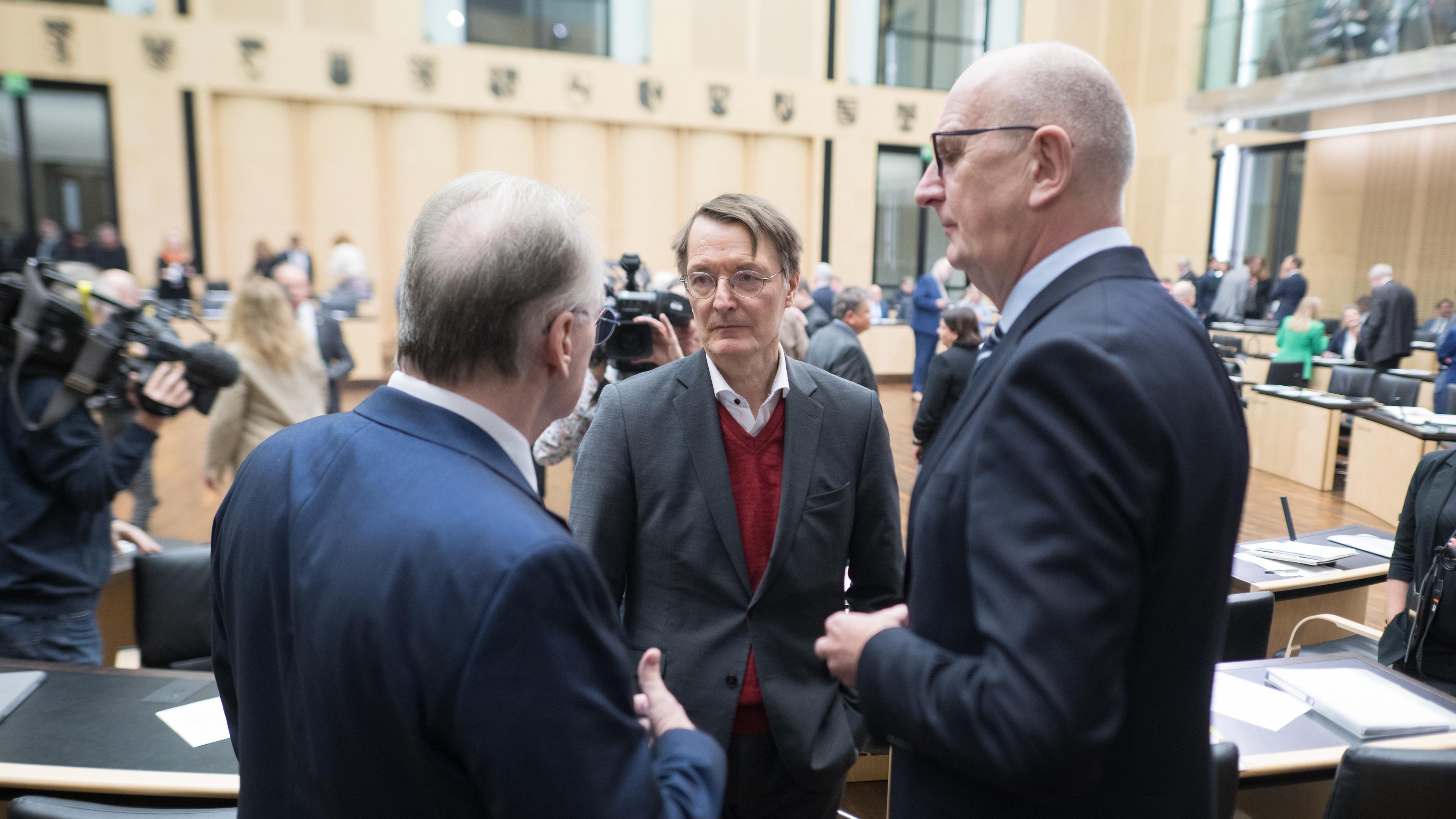 Reiner Haseloff (CDU,l-r), Ministerpräsident von Sachsen-Anhalt, Karl Lauterbach (SPD), Bundesminister für Gesundheit, und Dietmar Woidke (SPD), Ministerpräsident von Brandenburg in Berlin am 22.11.2024