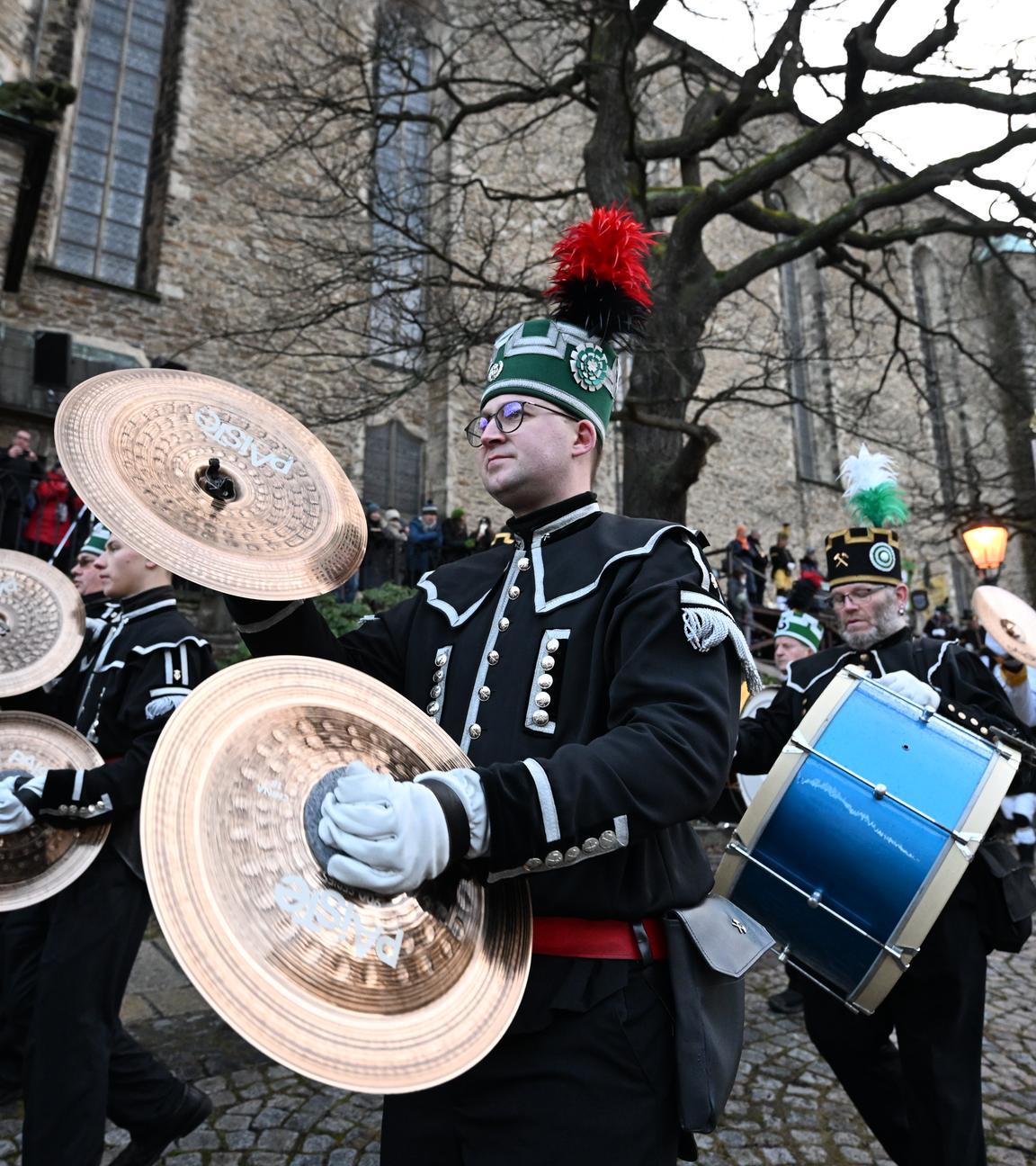 In ihrem festlichen Habit stehen die Teilnehmer der großen Abschlussbergparade vor der St. Annenkirche in der Innenstadt am 22.12.2024