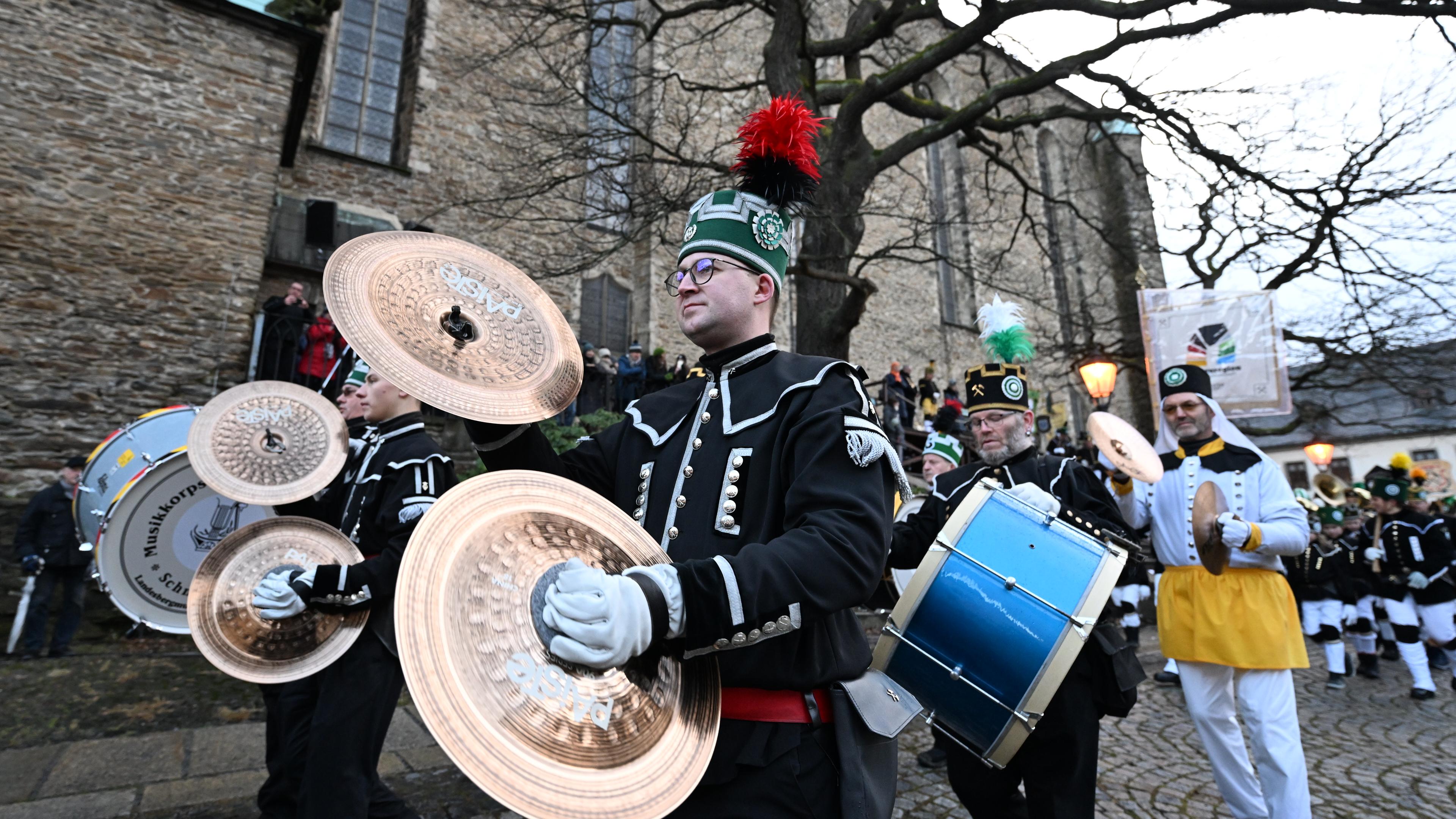 In ihrem festlichen Habit stehen die Teilnehmer der großen Abschlussbergparade vor der St. Annenkirche in der Innenstadt am 22.12.2024