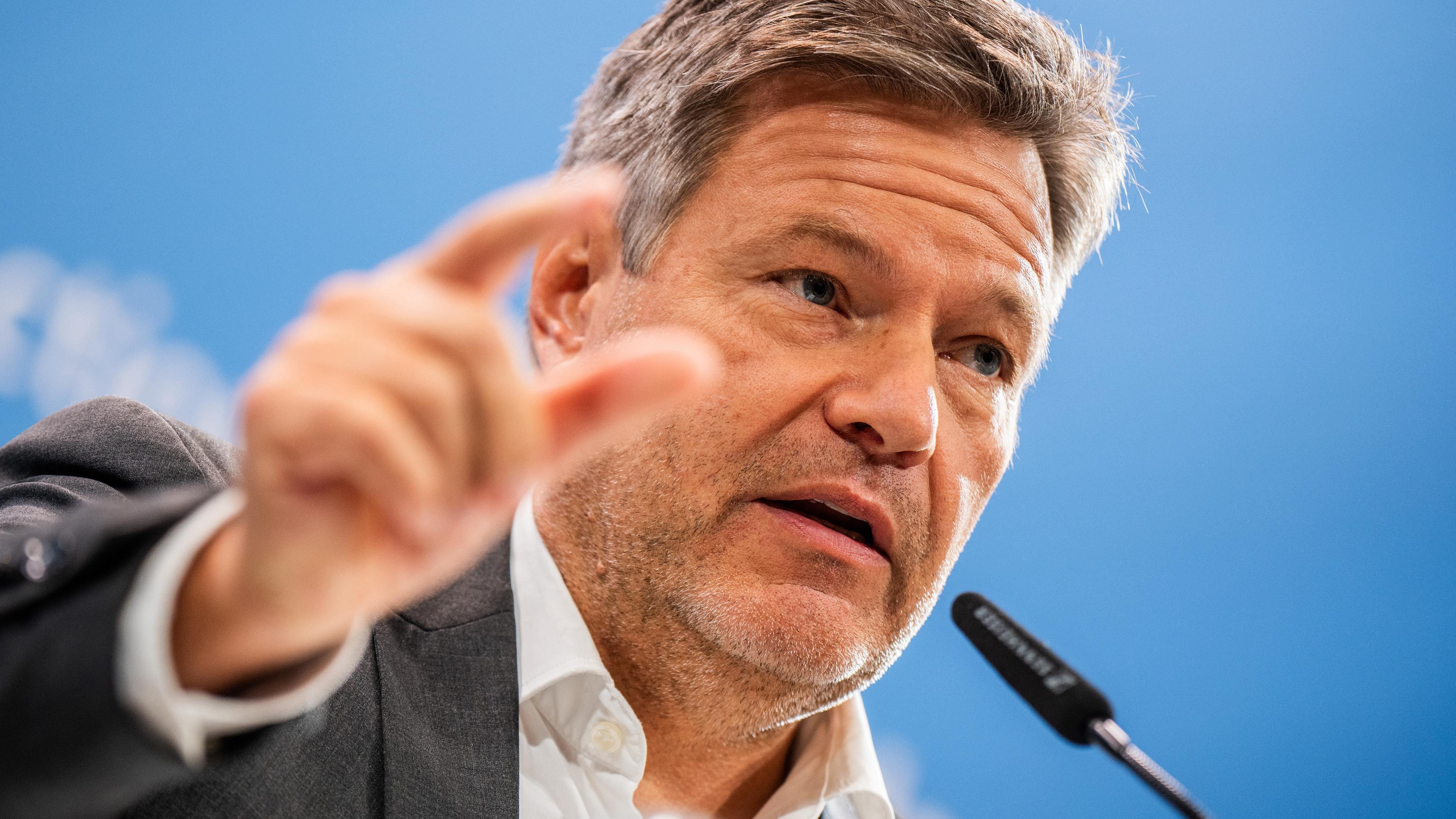 Robert Habeck (Bündnis 90/Die Grünen), Bundesminister für Wirtschaft und Klimaschutz, spricht bei einem Pressestatement zur Modernisierungsagenda