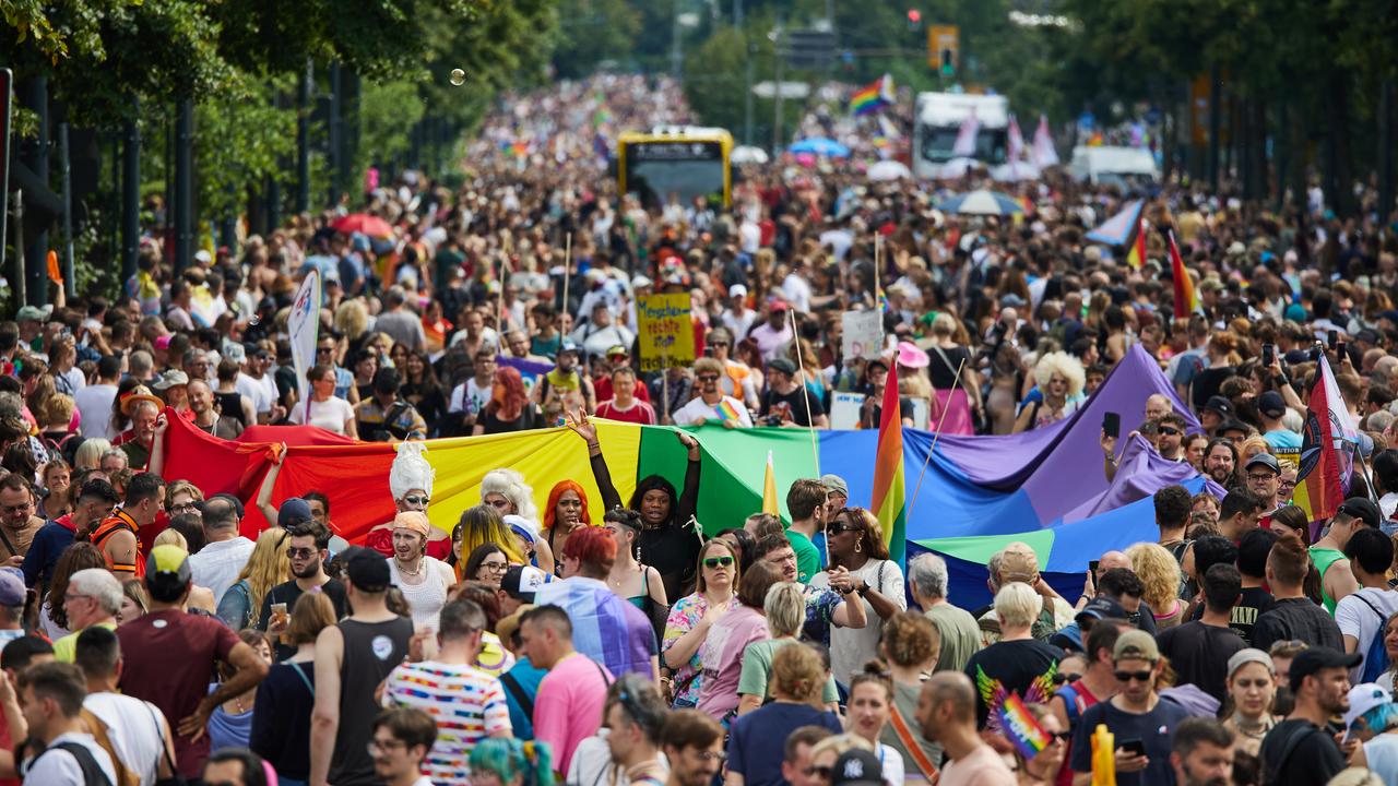 Politische Forderungen beim CSD in Berlin - ZDFheute