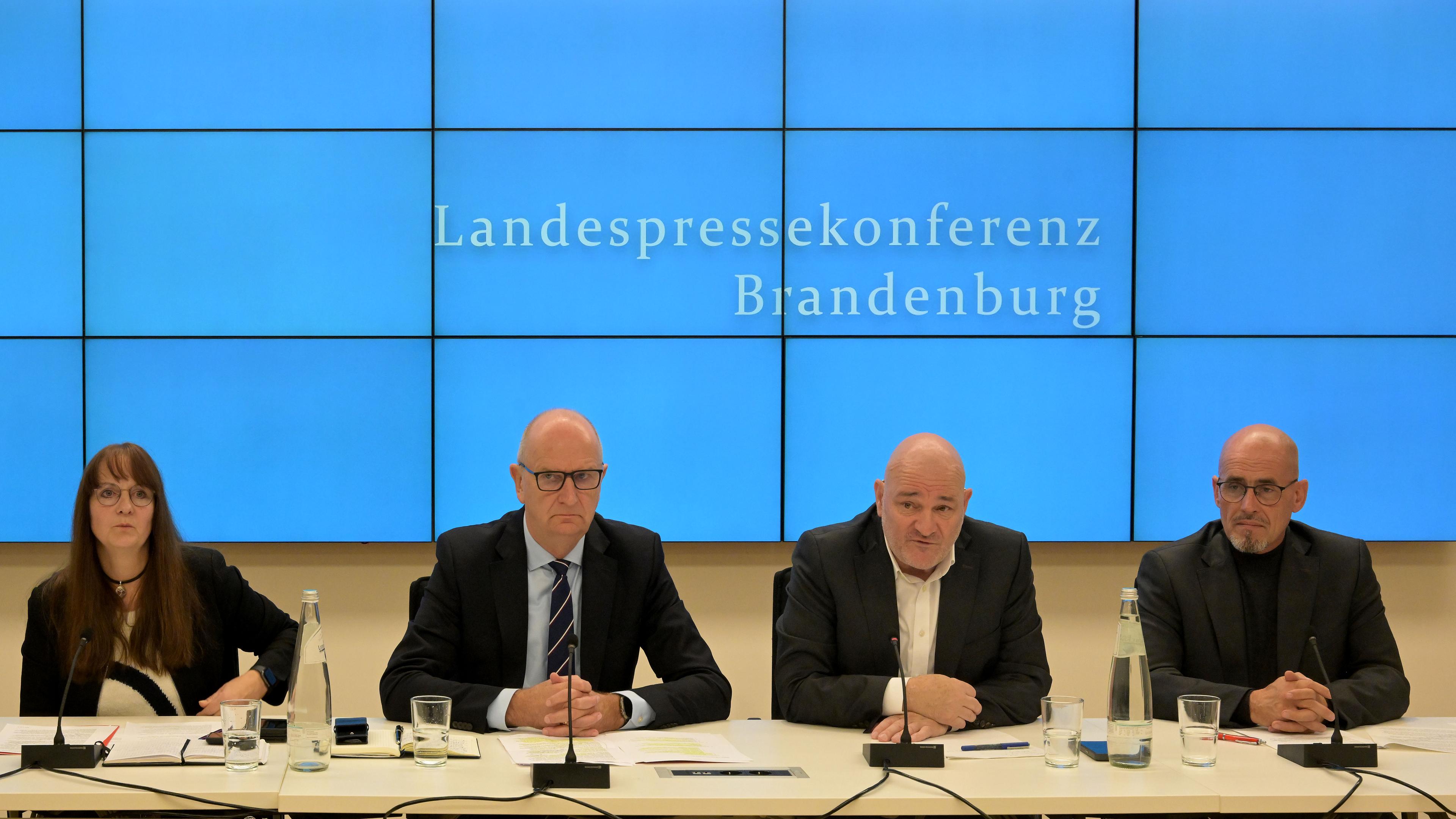 Katrin Lange (SPD, l-r) Brandenburgs Ministerpräsident Dietmar Woidke (SPD), Robert Crumbach, Landesvorsitzender des BSW Brandenburg, und Niels-Olaf Lüders (BSW), bei der Landespressekonferenz im Brandenburger Landtagsgebäude. SPD und BSW sind in Brandenburg auf dem Weg zu Koalitionsverhandlungen einen wichtigen Schritt vorangekommen.