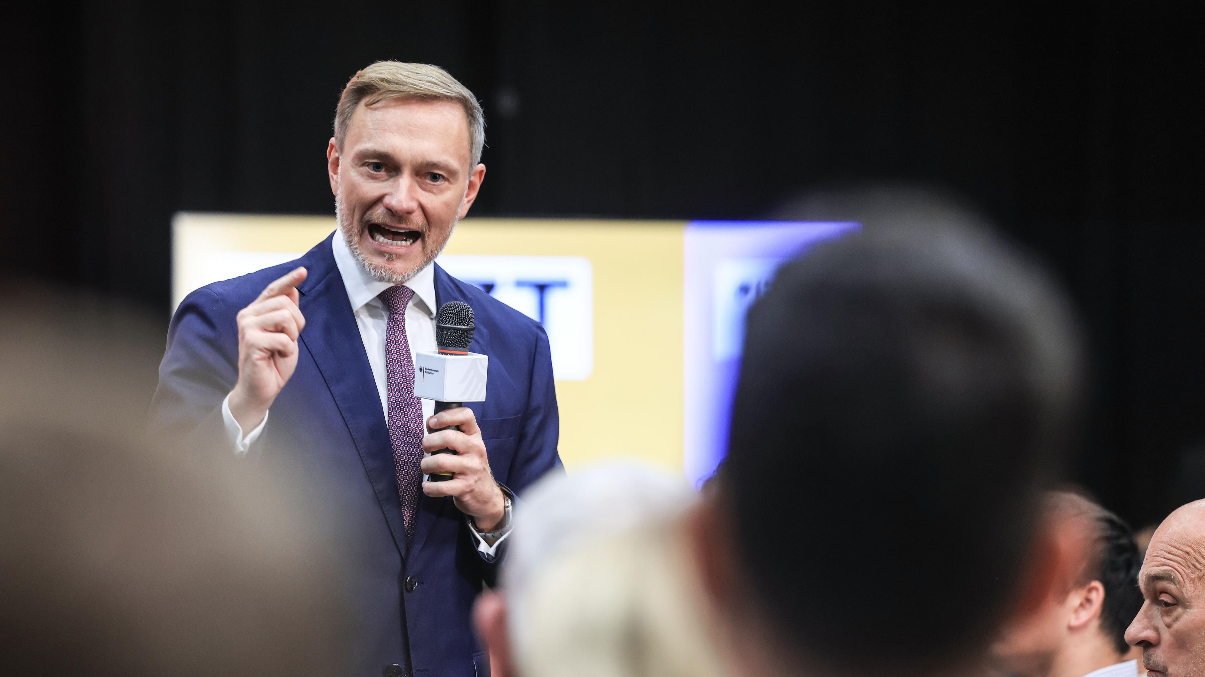 Christian Lindner (FDP), Bundesfinanzminister, spricht bei einem Bürgerdialog im Bürgerhaus Stollwerck am 29.10.2024