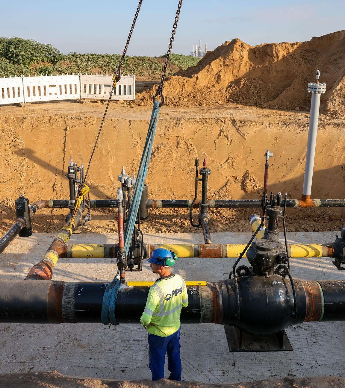 03.09.2024, Sachsen-Anhalt, Großkorbetha: Mit einer Schweißnaht wird eine Abzweigarmaturengruppe für die künftige Wasserstoff-Pipeline vom Energiepark Bad Lauchstädt zur TotalEnergies Raffinerie Mitteldeutschland im Chemiepark Leuna installiert.