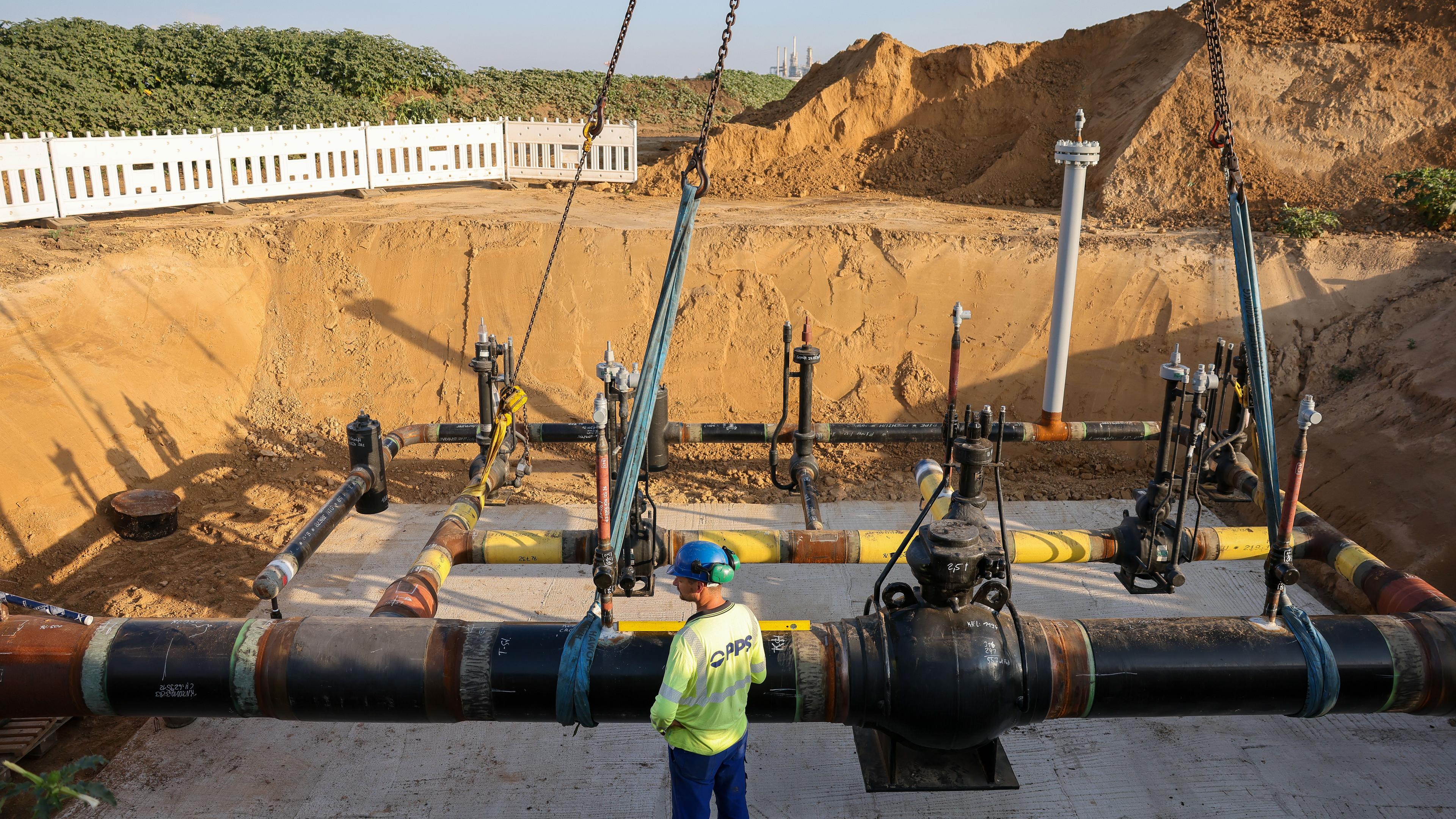 03.09.2024, Sachsen-Anhalt, Großkorbetha: Mit einer Schweißnaht wird eine Abzweigarmaturengruppe für die künftige Wasserstoff-Pipeline vom Energiepark Bad Lauchstädt zur TotalEnergies Raffinerie Mitteldeutschland im Chemiepark Leuna installiert.