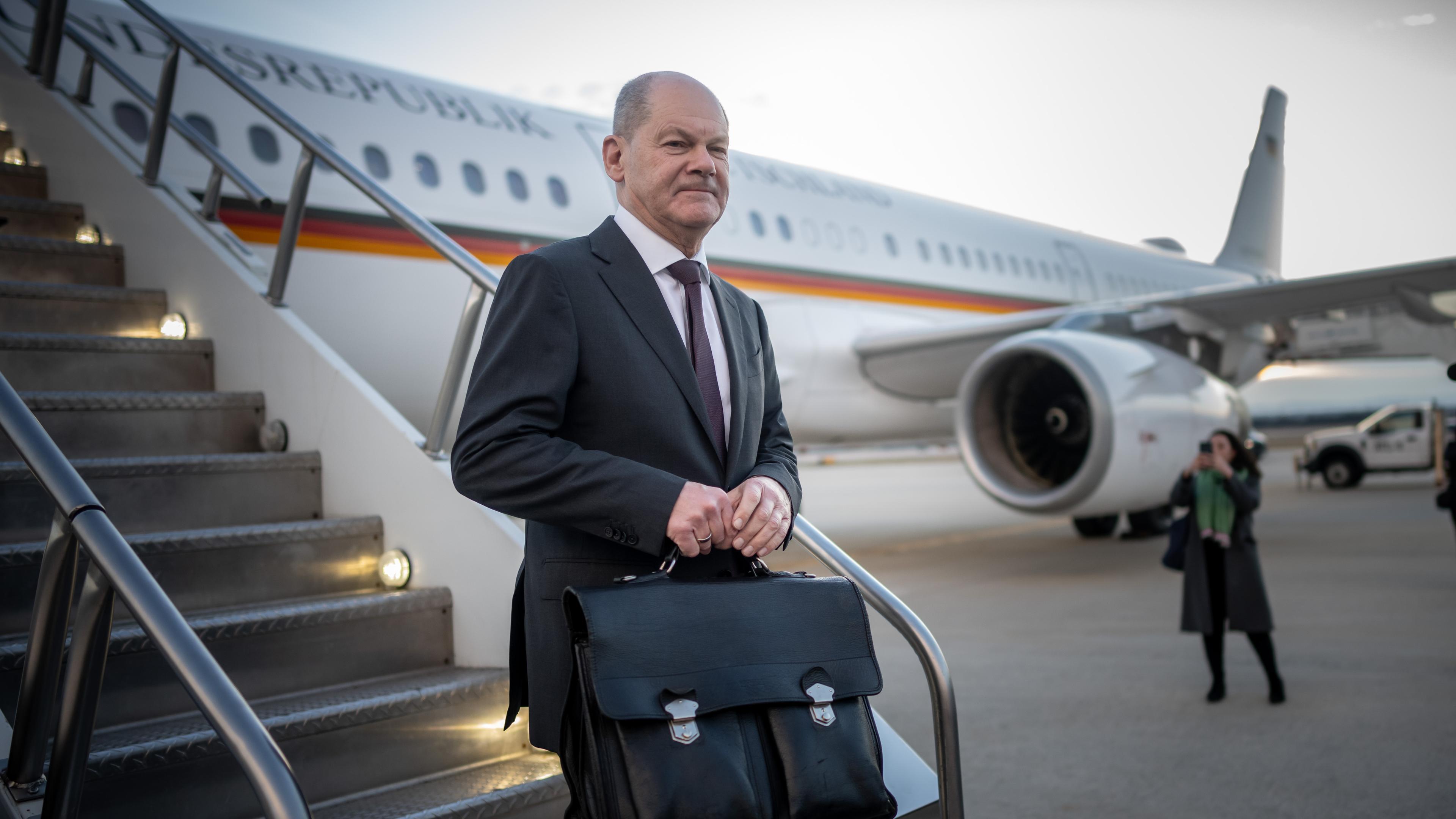 08.02.24, Washington: Bundeskanzler Scholz steigt aus einem Airbus in Washington aus.