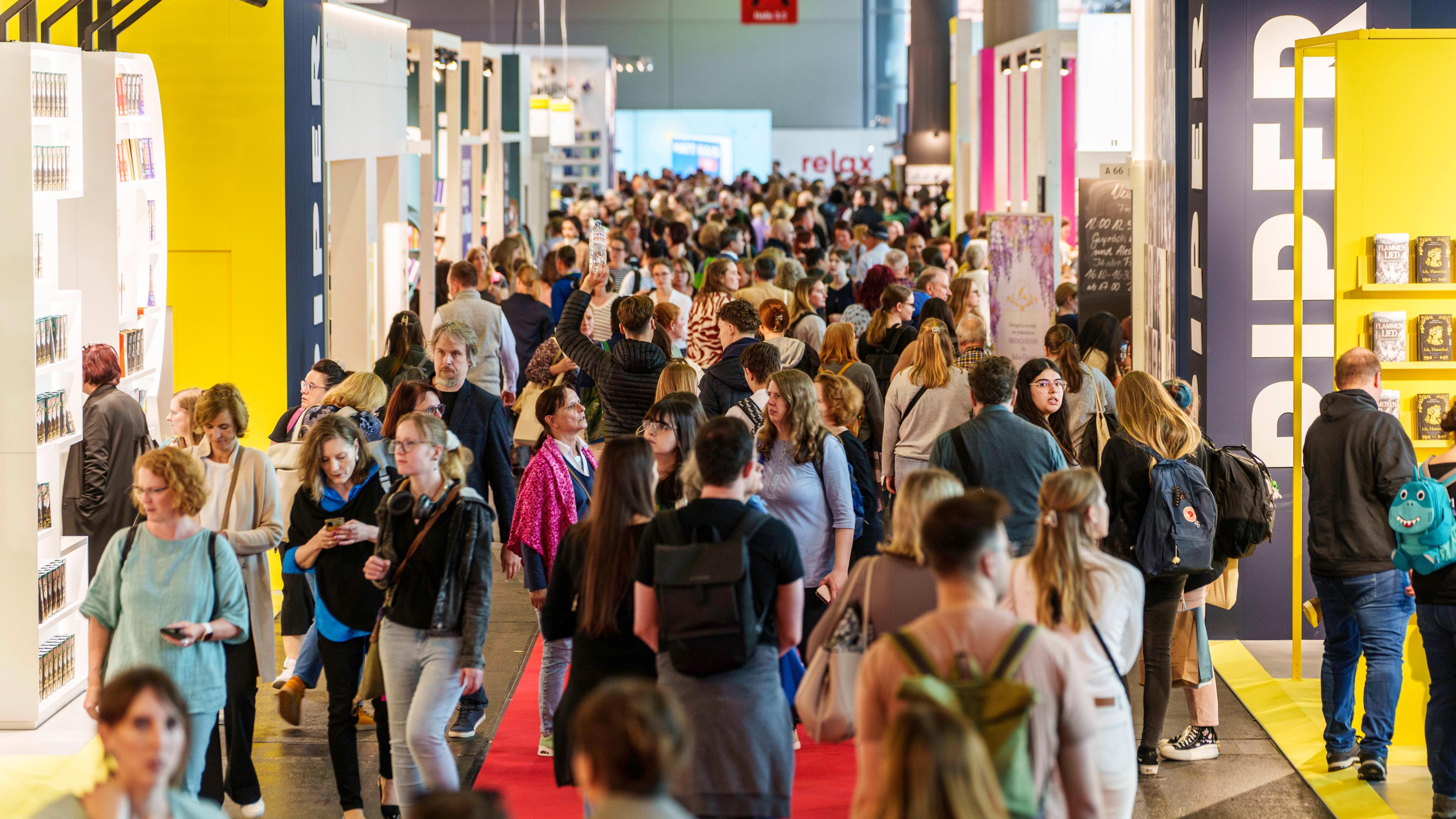 Die Besucher strömen durch die Messehalle. Die Frankfurter Buchmesse (16.-20. Oktober 2024) hat heute (14.00 Uhr) auch ihre Tore für private Besucherinnen und Besucher geöffnet. Es präsentieren sich mehr als 4.000 Aussteller mit ihren Neuerscheinungen.