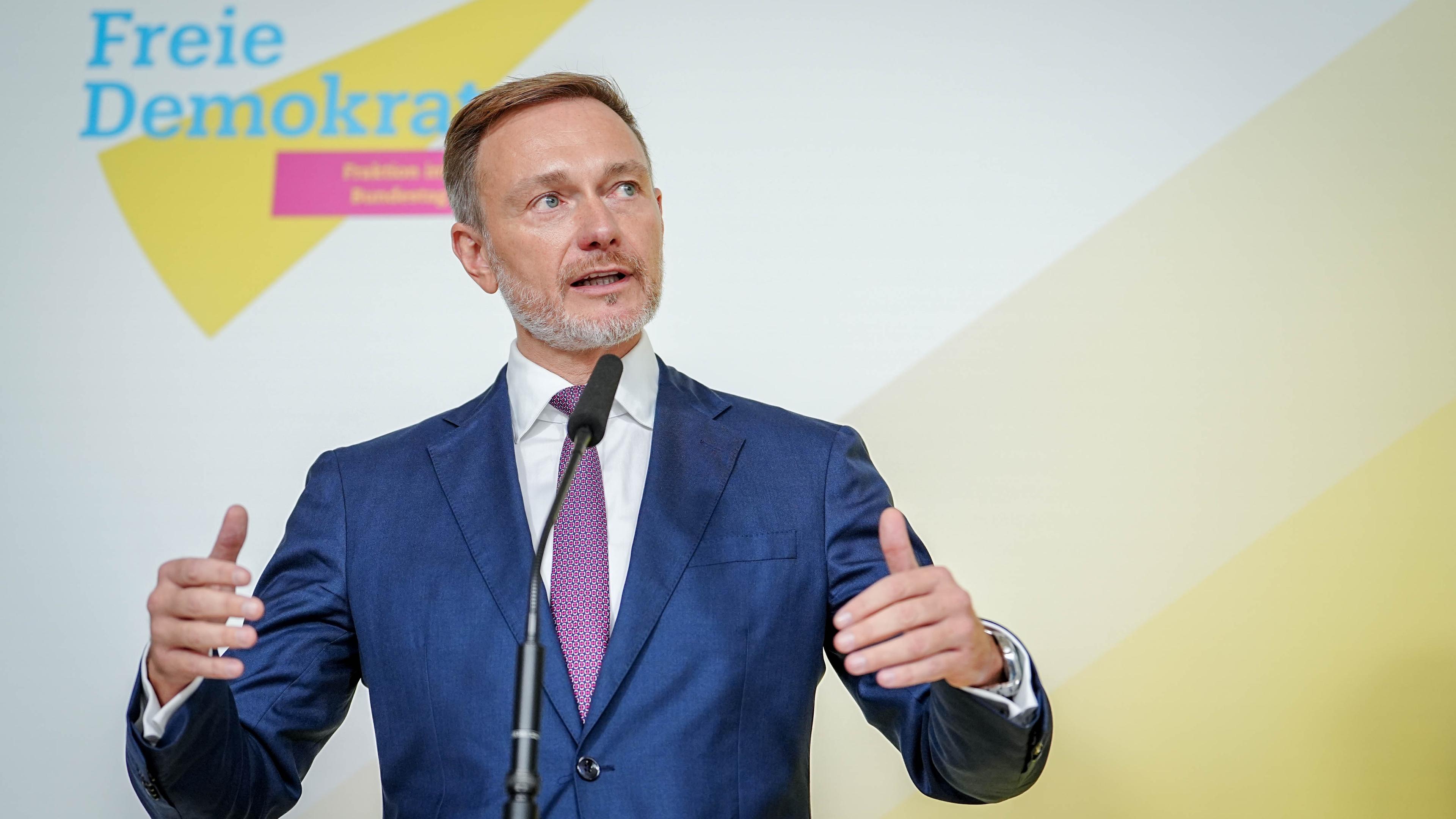 Christian Lindner (FDP), Bundesminister der Finanzen und FDP-Parteivorsitzender, gibt nach einem Treffen seiner Fraktion mit Wirtschaftsverbänden im Reichstagsgebäude auf der Fraktionsebene des Bundestags eine Pressekonferenz am 29.10.2024 in Berlin